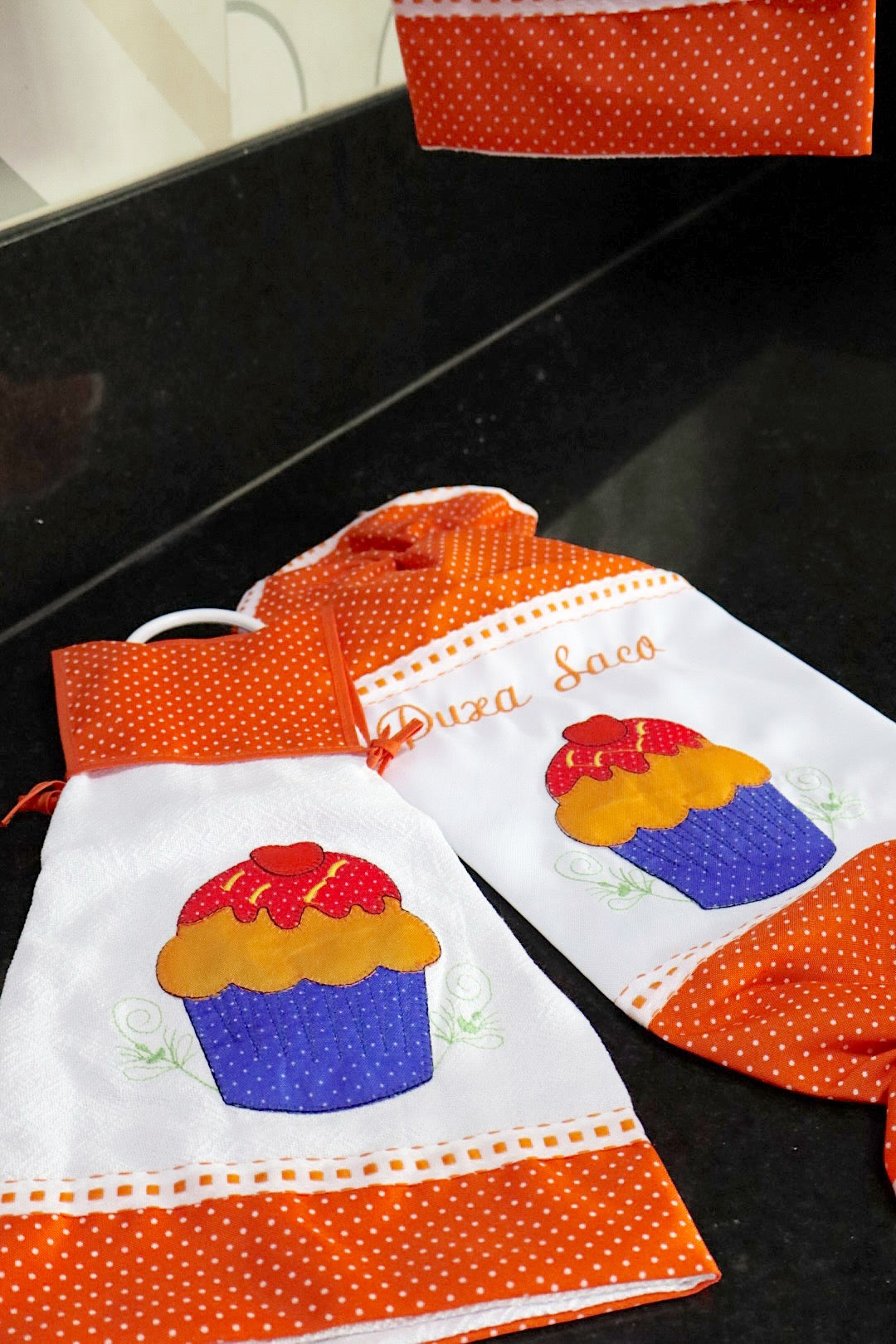 Kit Cozinha 3 Peças - Bate Mão, Pano De Prato E Puxa Saco Cupcake Laranja