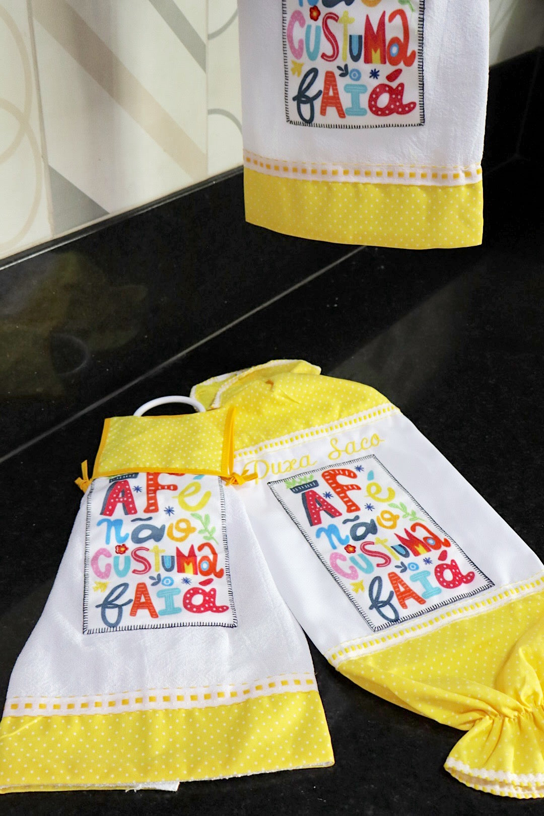 Kit Cozinha 3 Peças - Bate Mão, Pano De Prato E Puxa Saco A Fé Não Custuma Faiá Amarelo