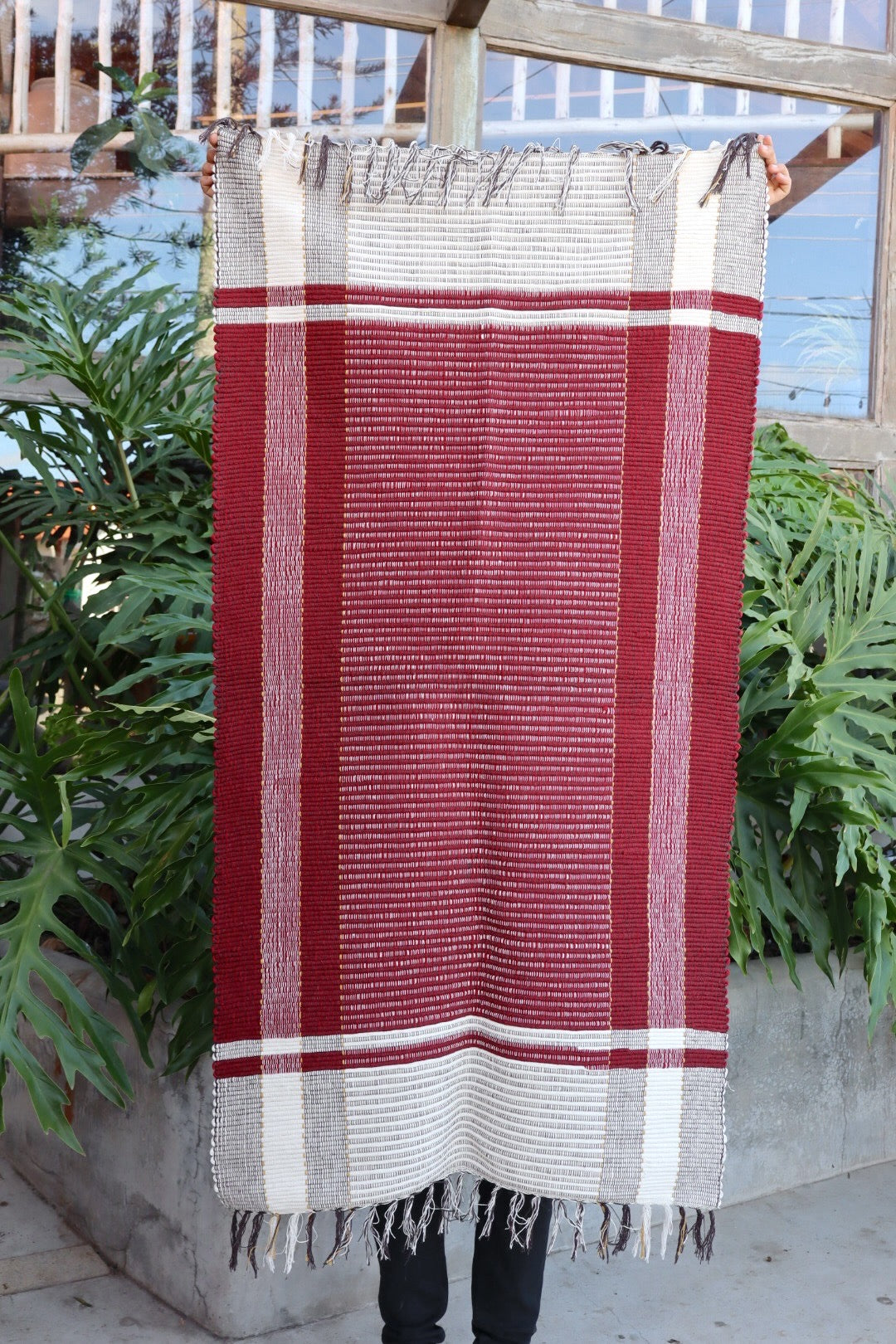Tapete Médio em Malha Moldura Vermelho Escuro