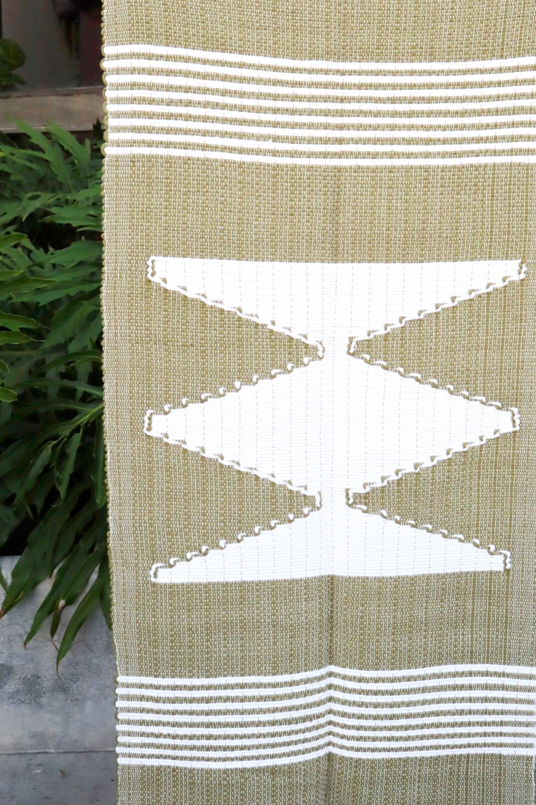 Tapete Médio Malha Verde Musgo com Bico Cru Sem Franja