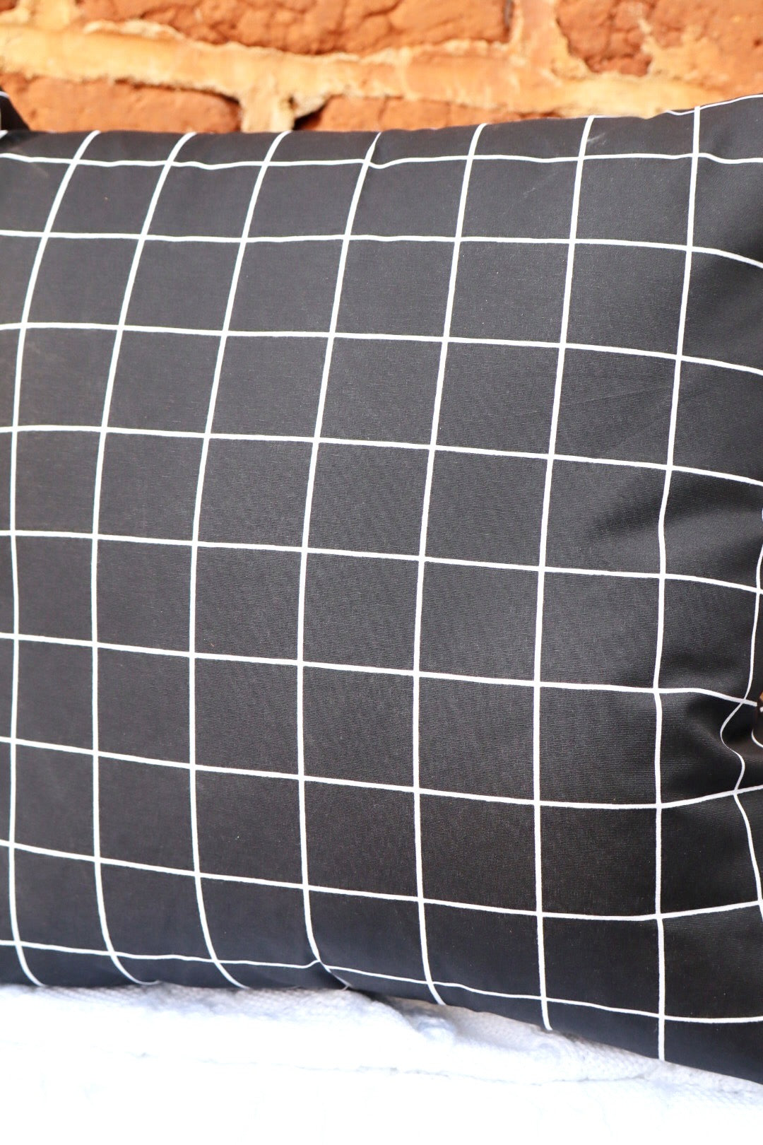 Capa de Almofada em Gorgurinho Grid Preta 45x45