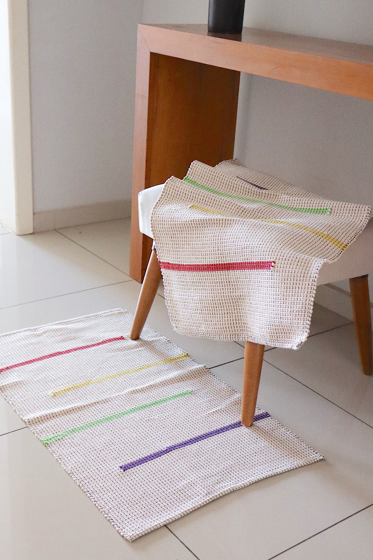 Tapete em Linha Capri Cru com Listras Coloridas 48x78cm