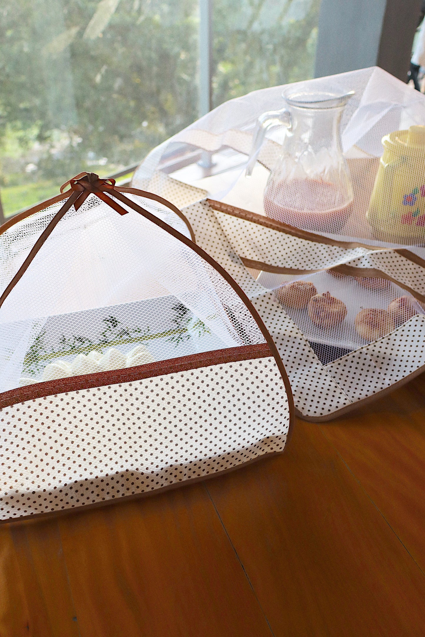 Kit Tule Cobre Alimentos 72x72cm + Cobre Bolo 30x30cm Poá Branco com Marrom
