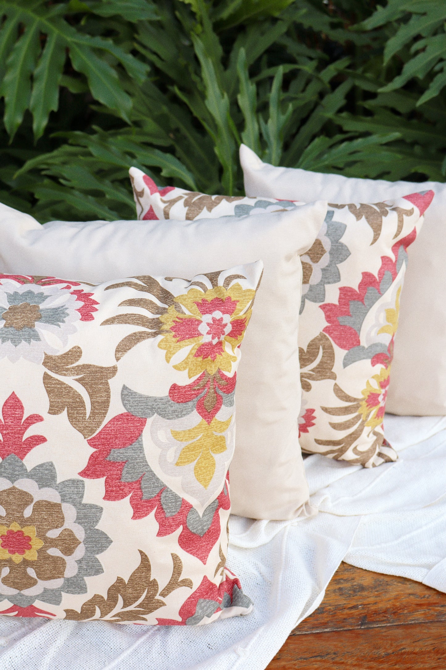 Kit 4x Almofadas Completas Floral Vermelha e Bege