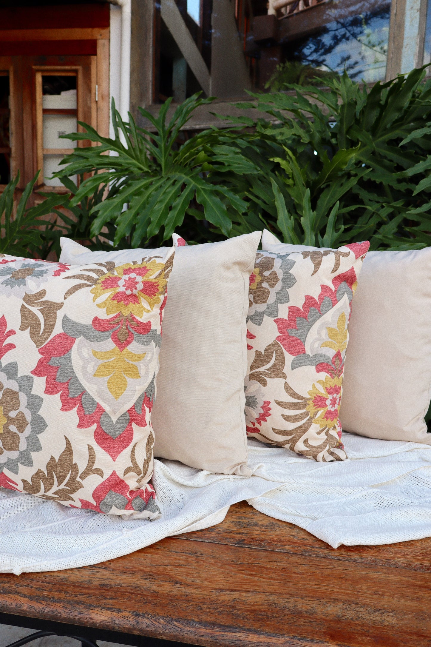 Kit 4x Almofadas Completas Floral Vermelha e Bege