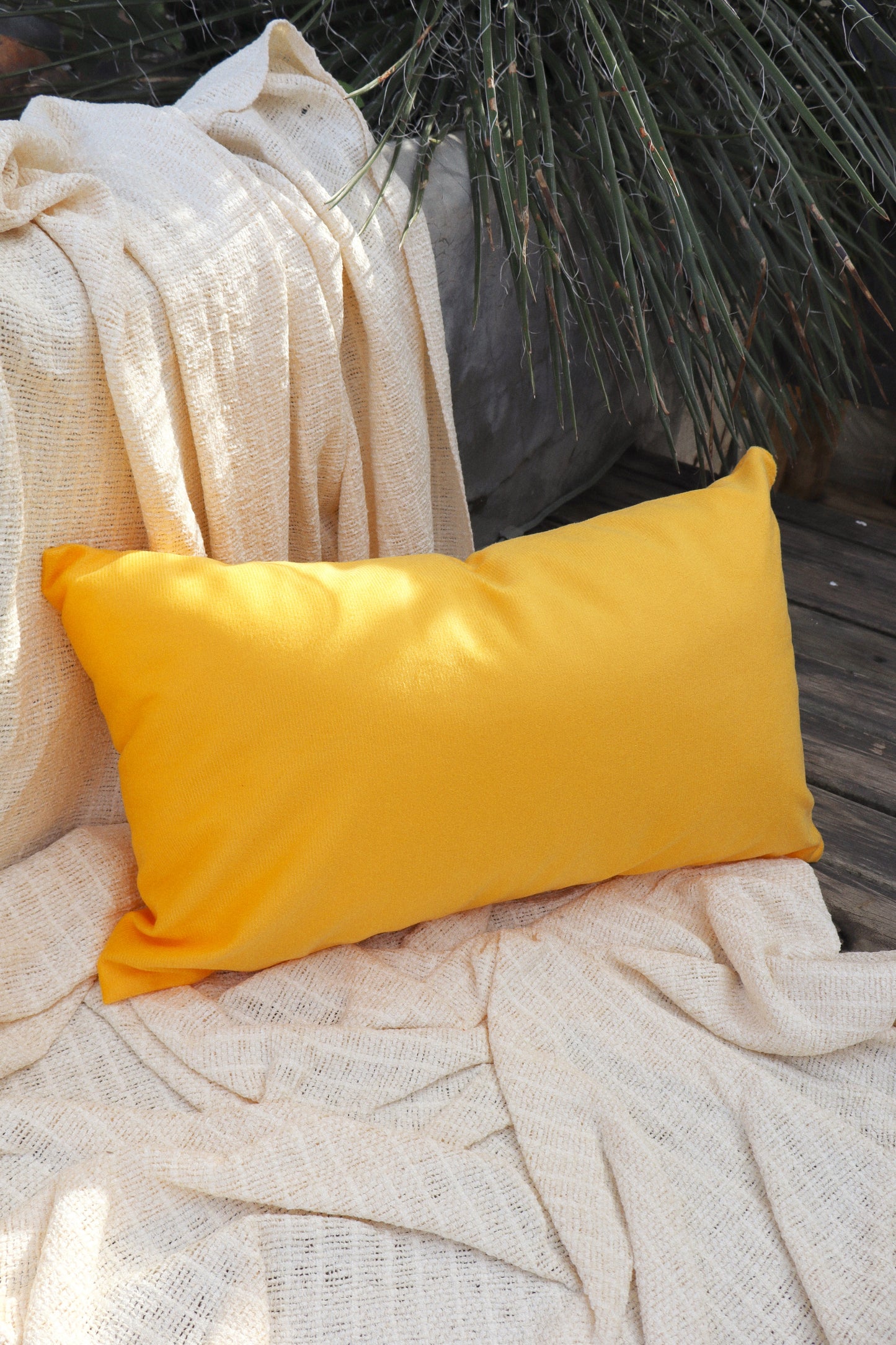 Capa de Almofada Retangular Suede Lisa Amarela - 30x50