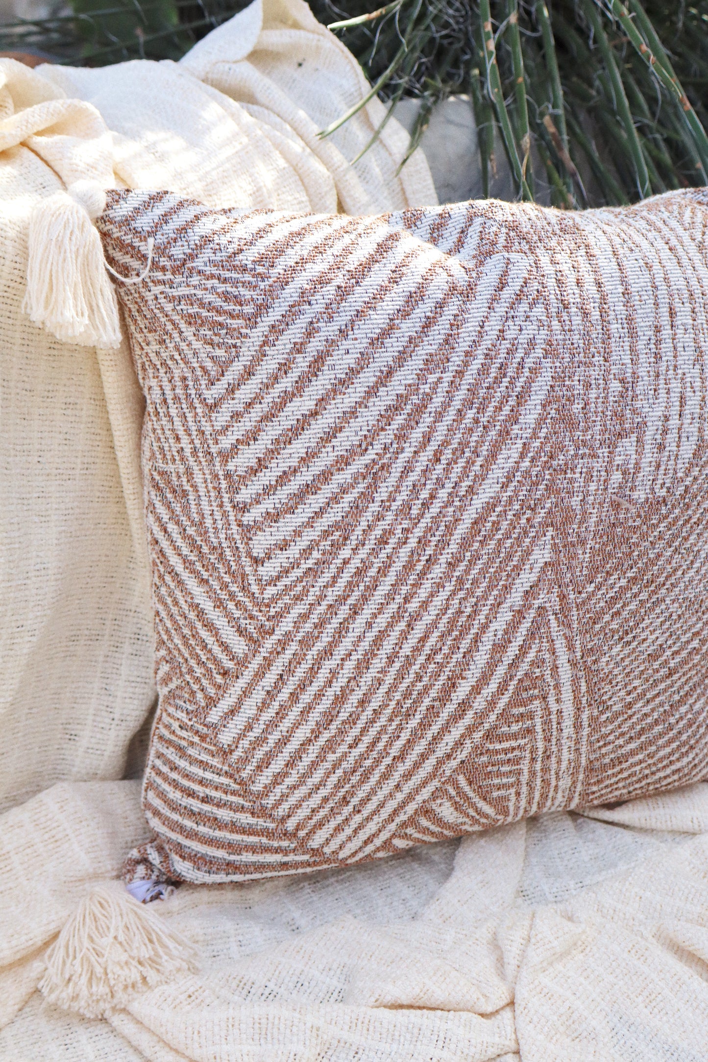 Capa de Almofada Boho Amestista com Pompom Marrom 45x45