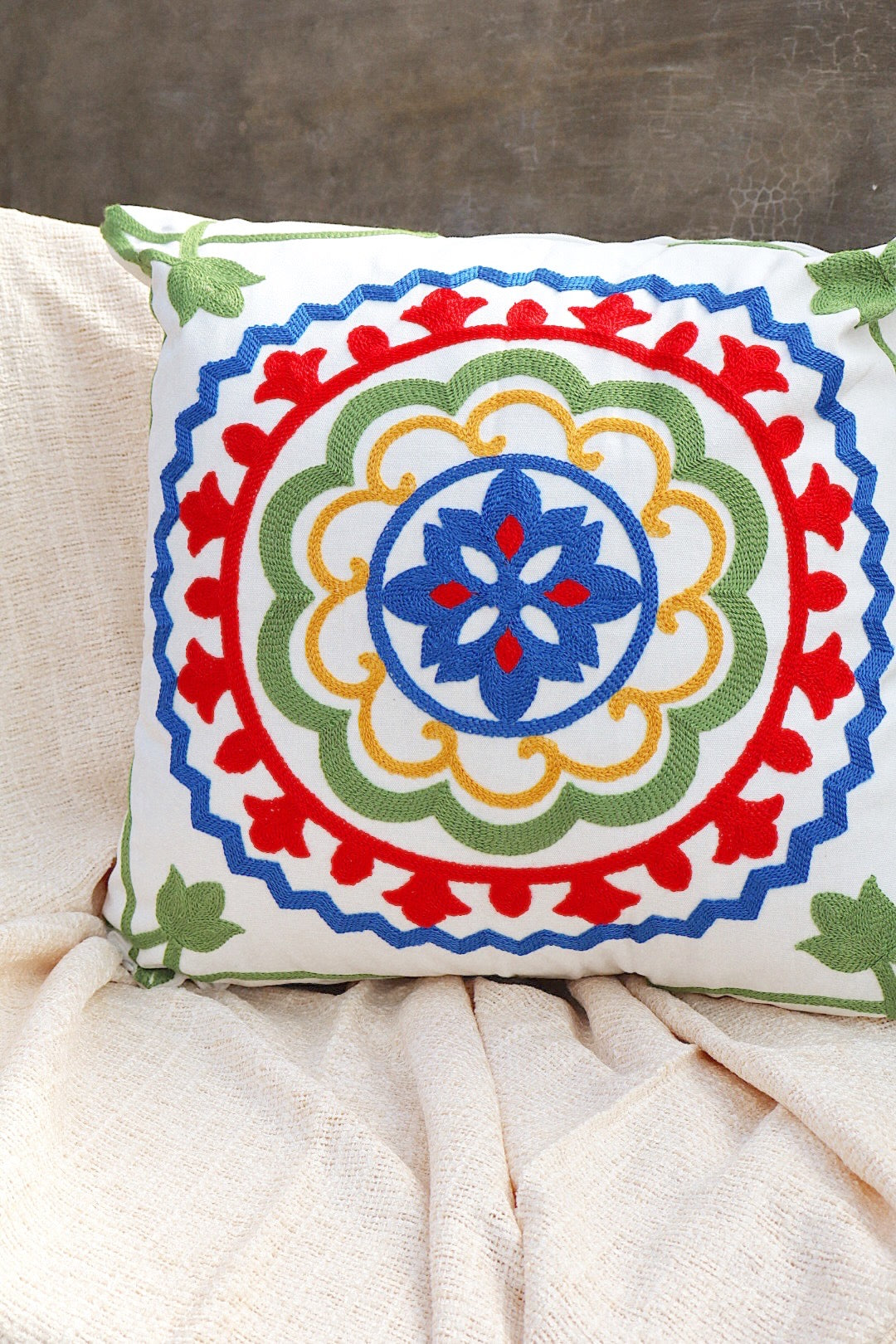 Capa de Almofada Bordada em Linho 45x45 Verde, Azul e Vermelho