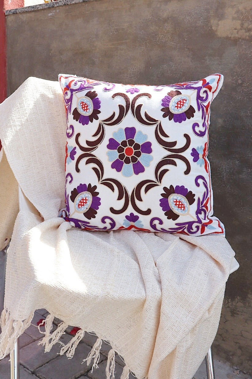 Capa de Almofada Bordada em Linho 45x45 Roxa e Marrom