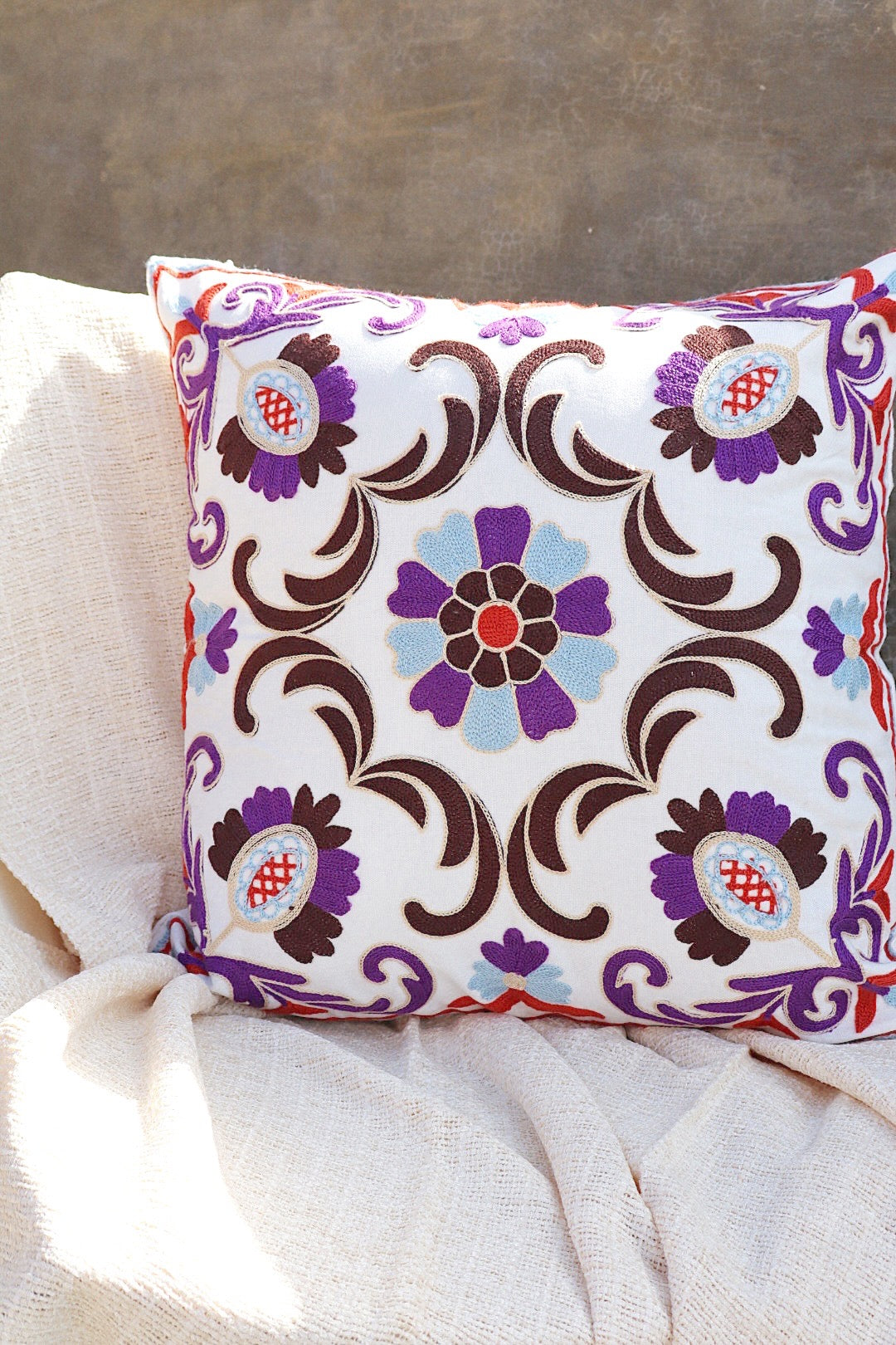 Capa de Almofada Bordada em Linho 45x45 Roxa e Marrom