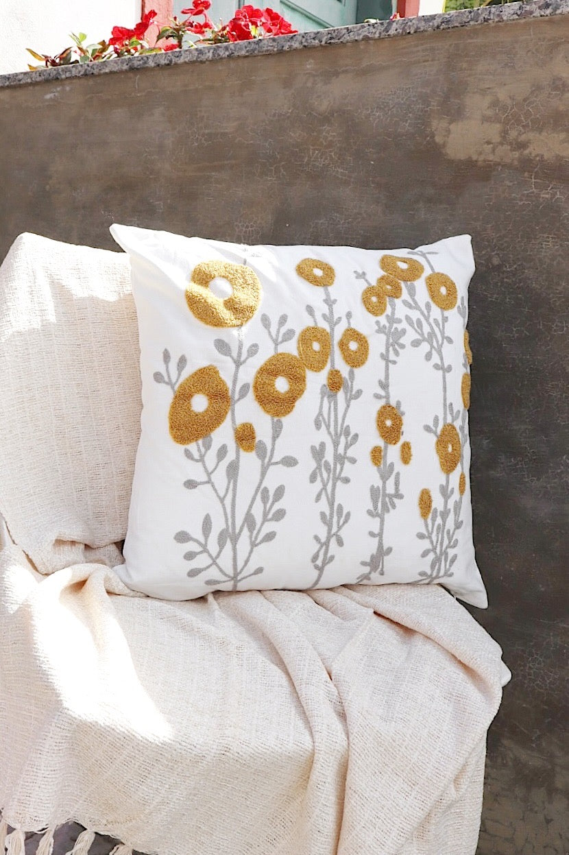 Capa de Almofada Bordada em Linho 45x45 Flores Mostarda e Cinza
