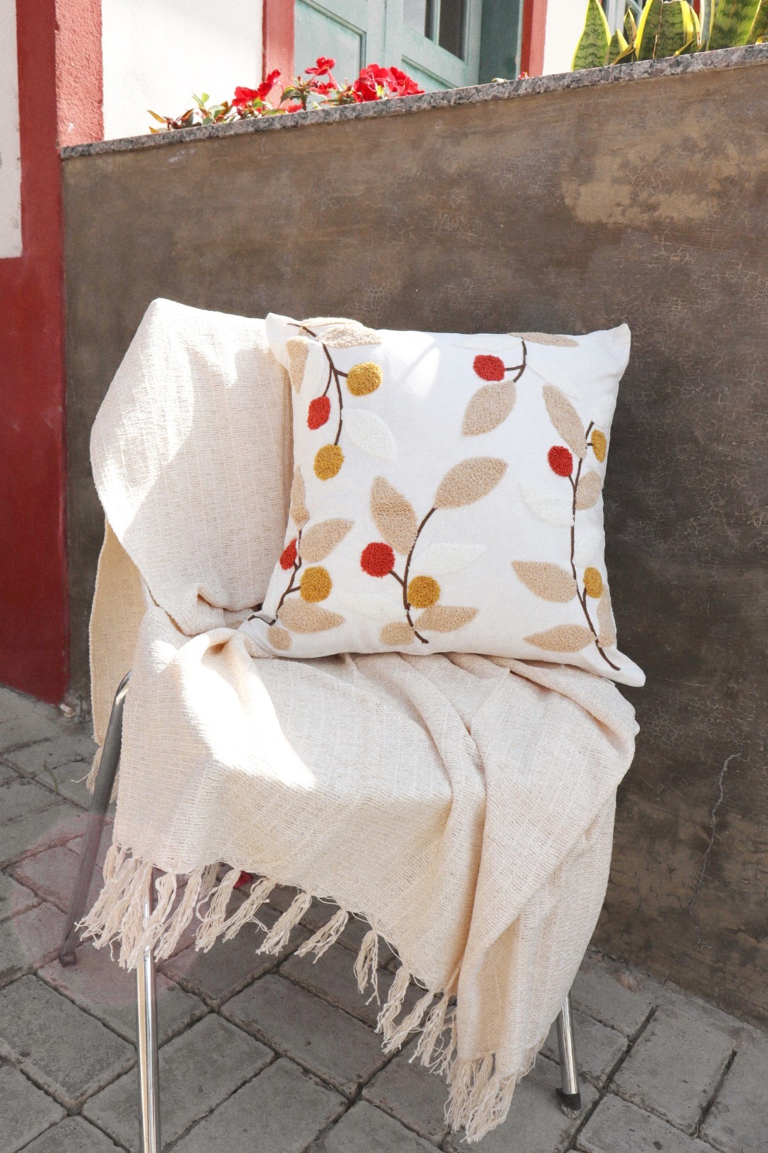 Capa de Almofada Bordada em Linho 45x45 Flores Mostarda e Terra