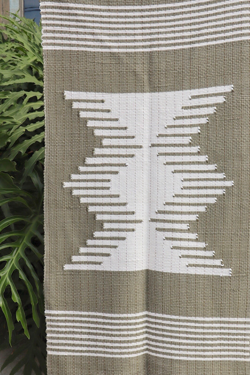 Tapete Médio Malha Verde com Bico Cru Sem Franja