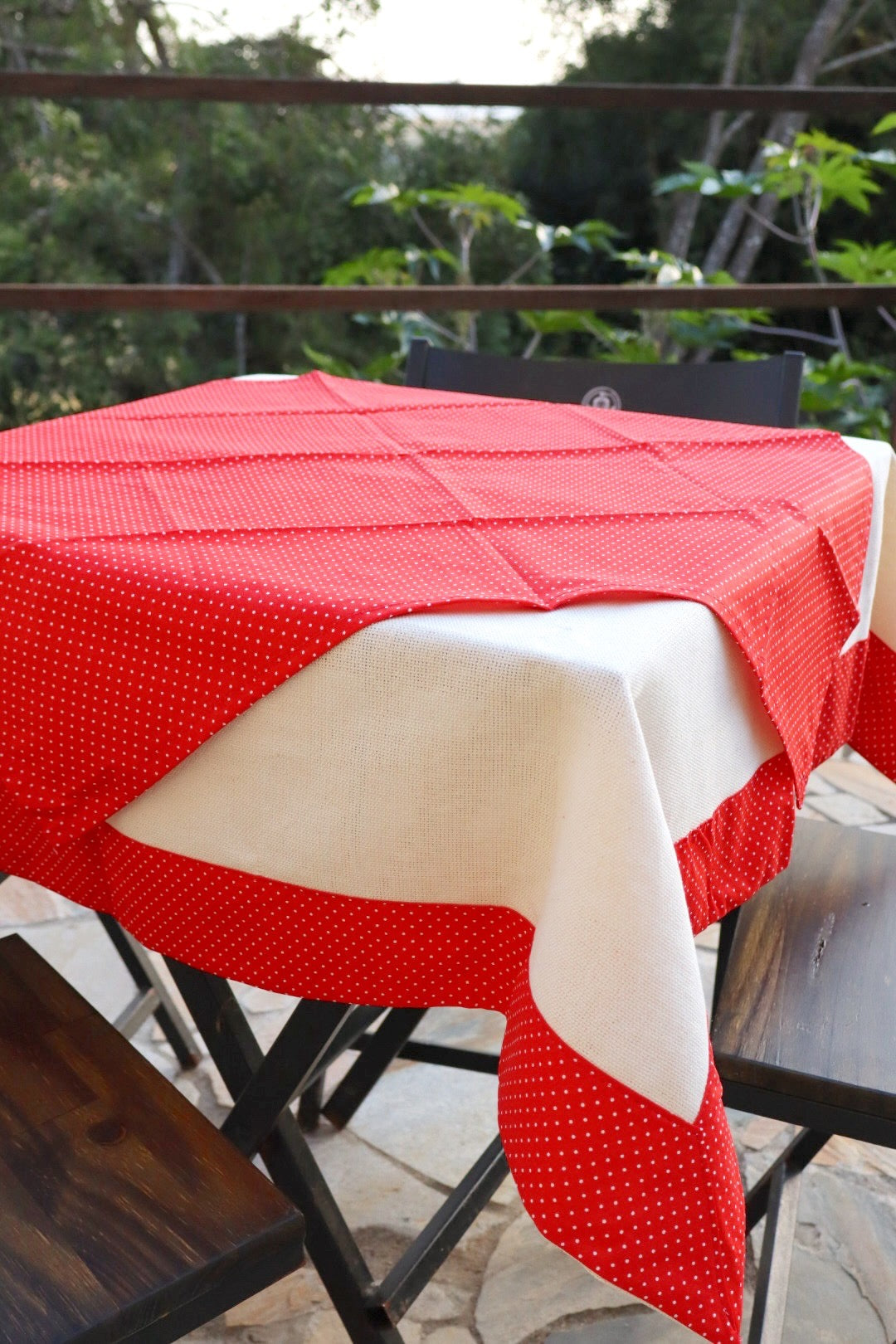 Toalha de Mesa com Barra de Tricoline Poá Vermelho com Composê 1,5mx1,5m