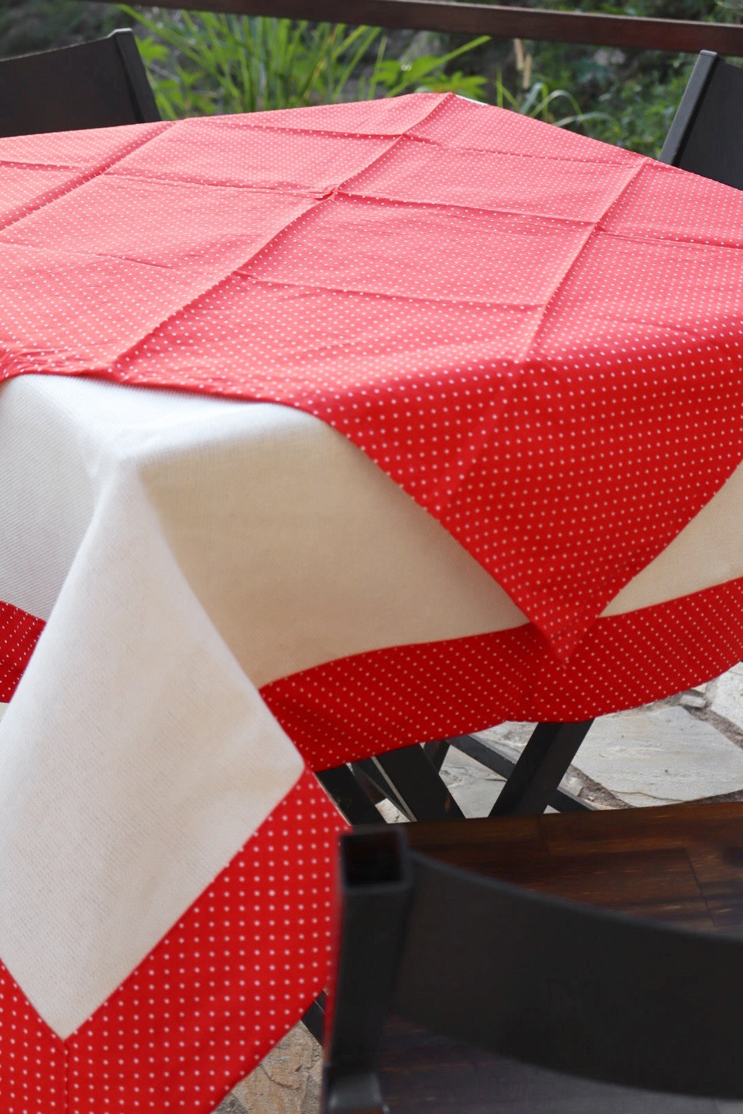 Toalha de Mesa com Barra de Tricoline Poá Vermelho com Composê 1,5mx1,5m