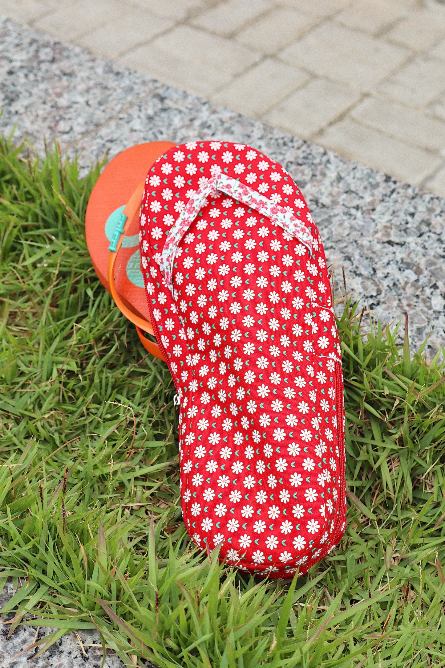 Necessaire Porta Chinelos Margaridas Vermelha