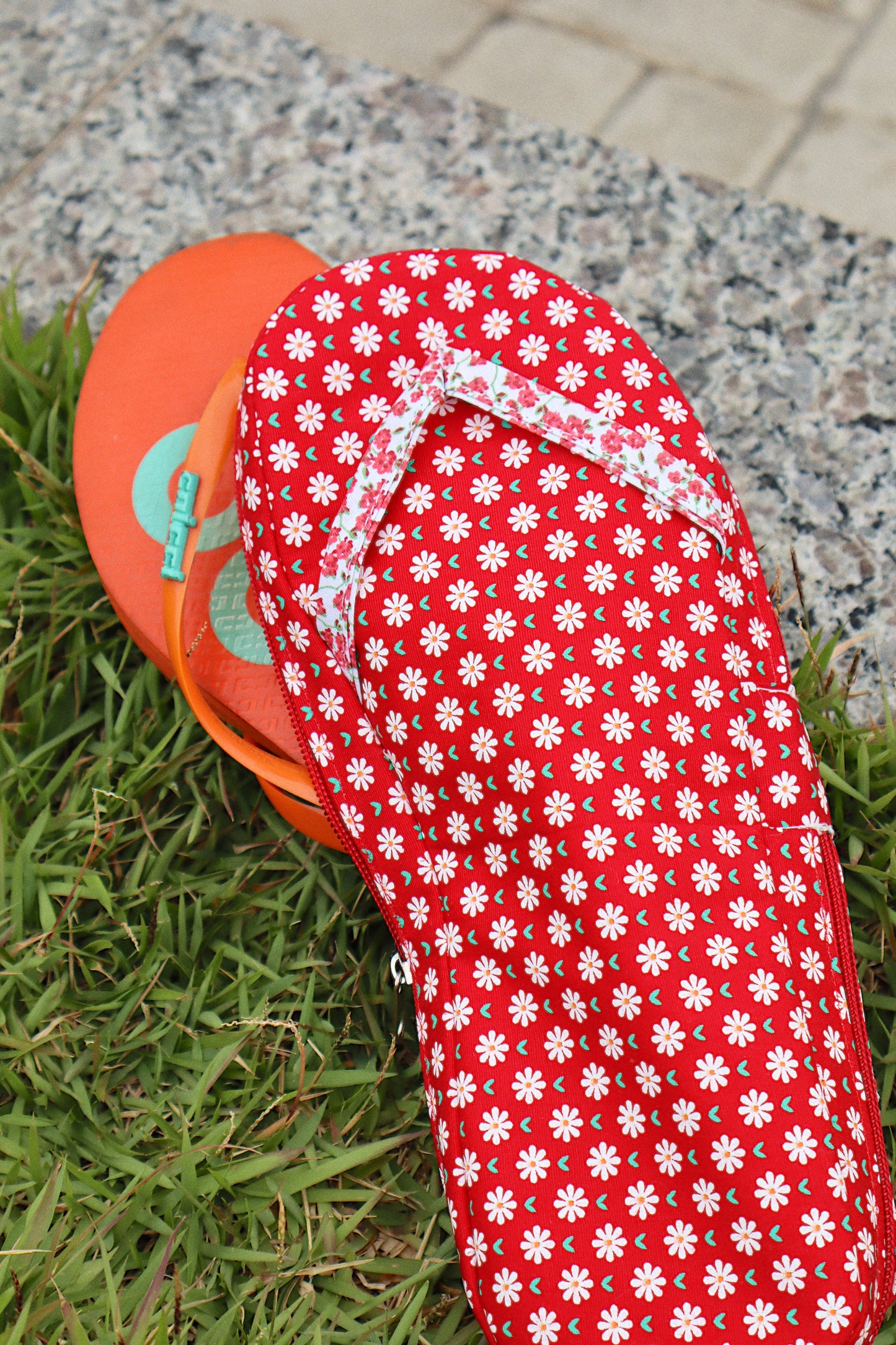 Necessaire Porta Chinelos Margaridas Vermelha