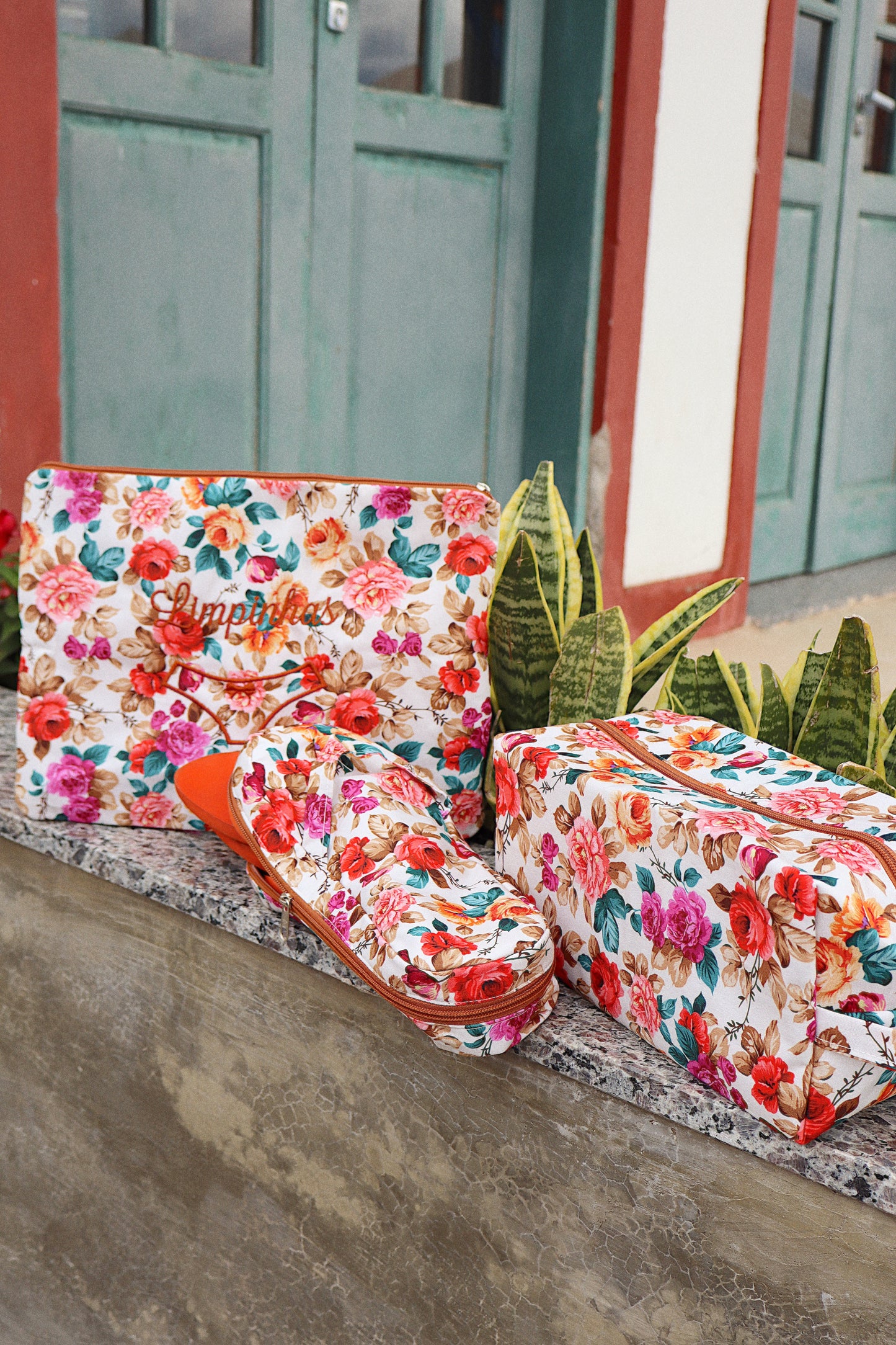 Kit Viagem Necessaire Box + Sujinha Limpinha Porta Calcinha + Porta Chinelos Flores