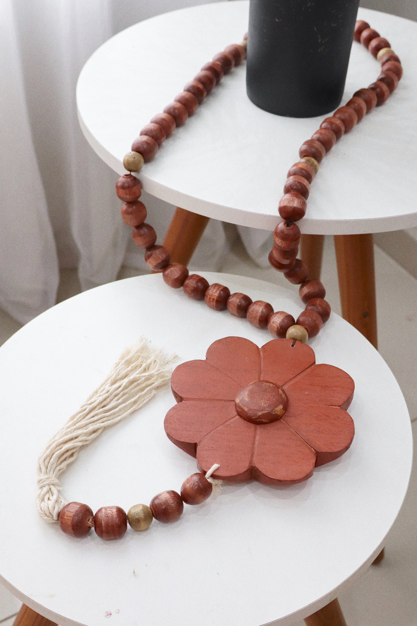 Colar / Terço de Mesa Decorativo Flor Grande Neutra