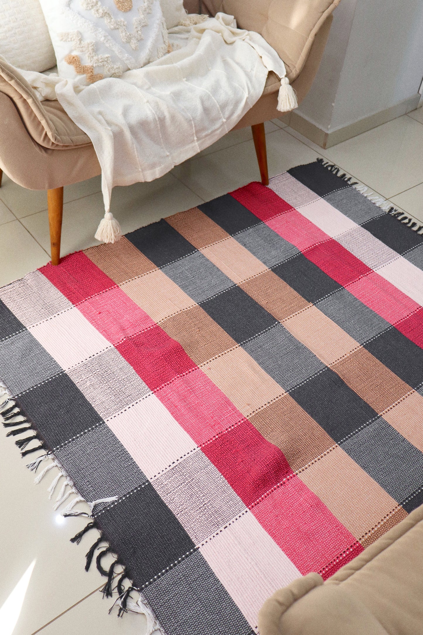 Tapete em Malha Xadrez Preto, Caramelo e Rosa 1,50x1,50m