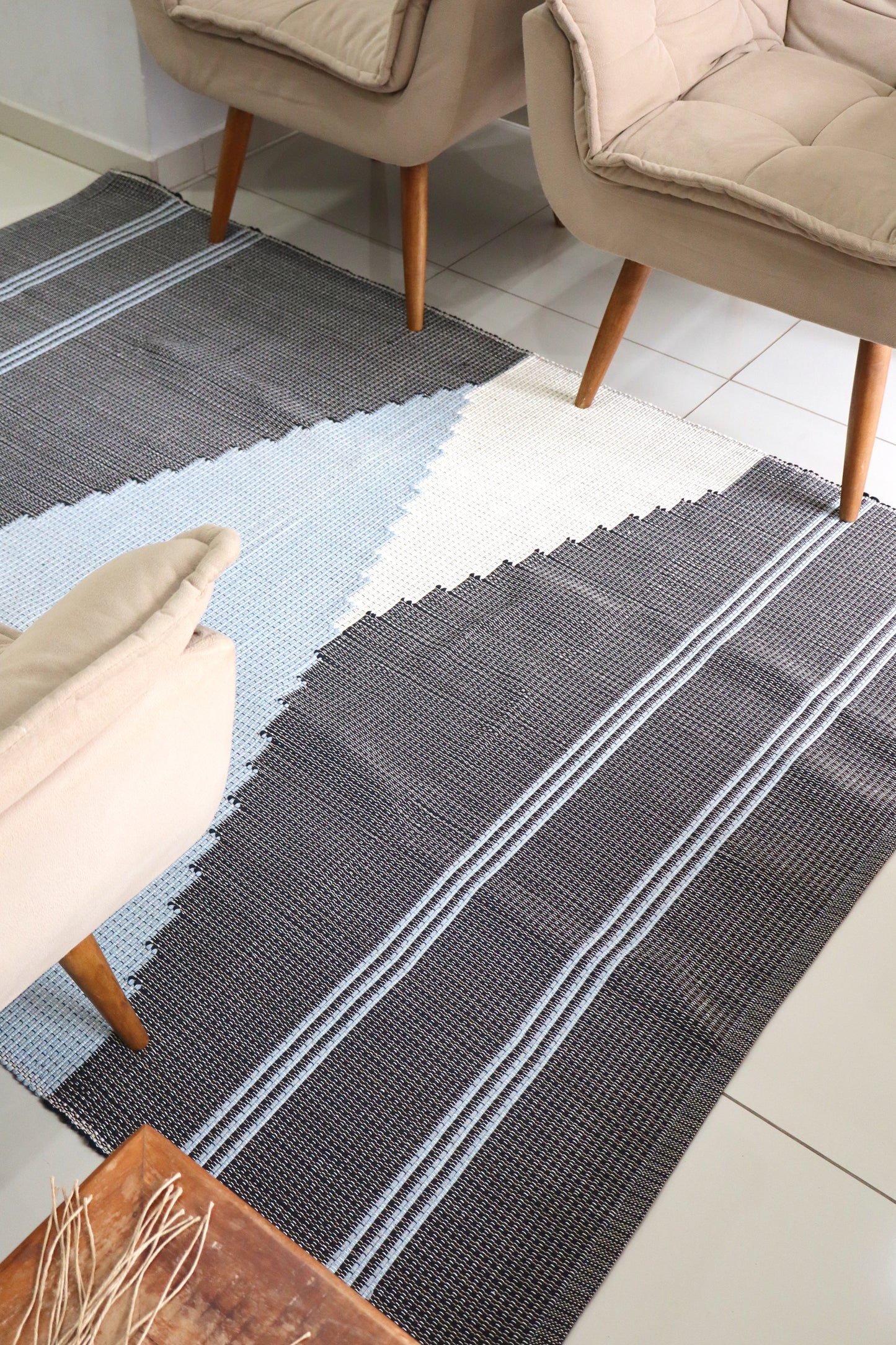 Tapete Linha Trabalhado Bico Lateral Preto e Azul 1,50x2,00m