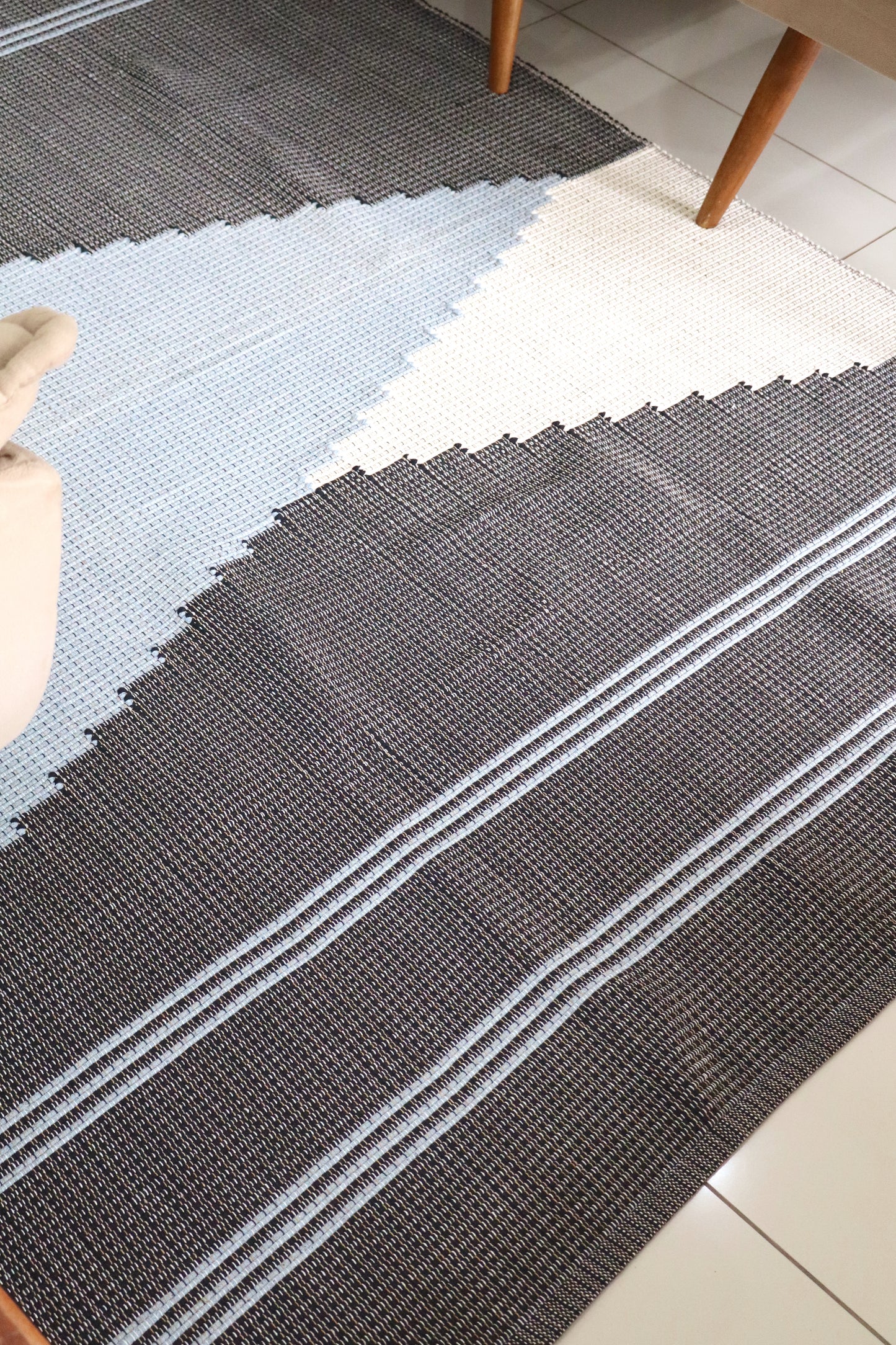 Tapete Linha Trabalhado Bico Lateral Preto e Azul 1,50x2,00m