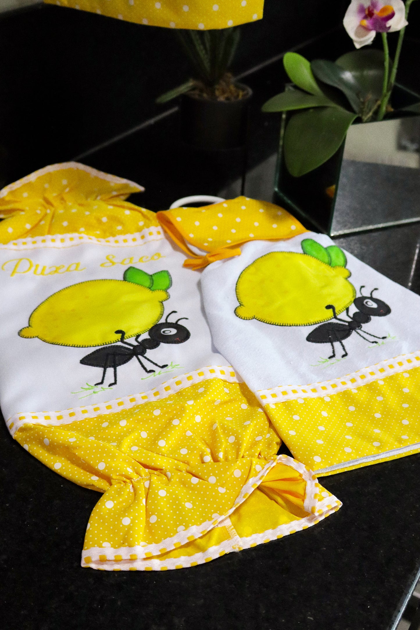 Kit Cozinha 3 Peças - Bate Mão, Pano De Prato E Puxa Saco Formiga Amarelo