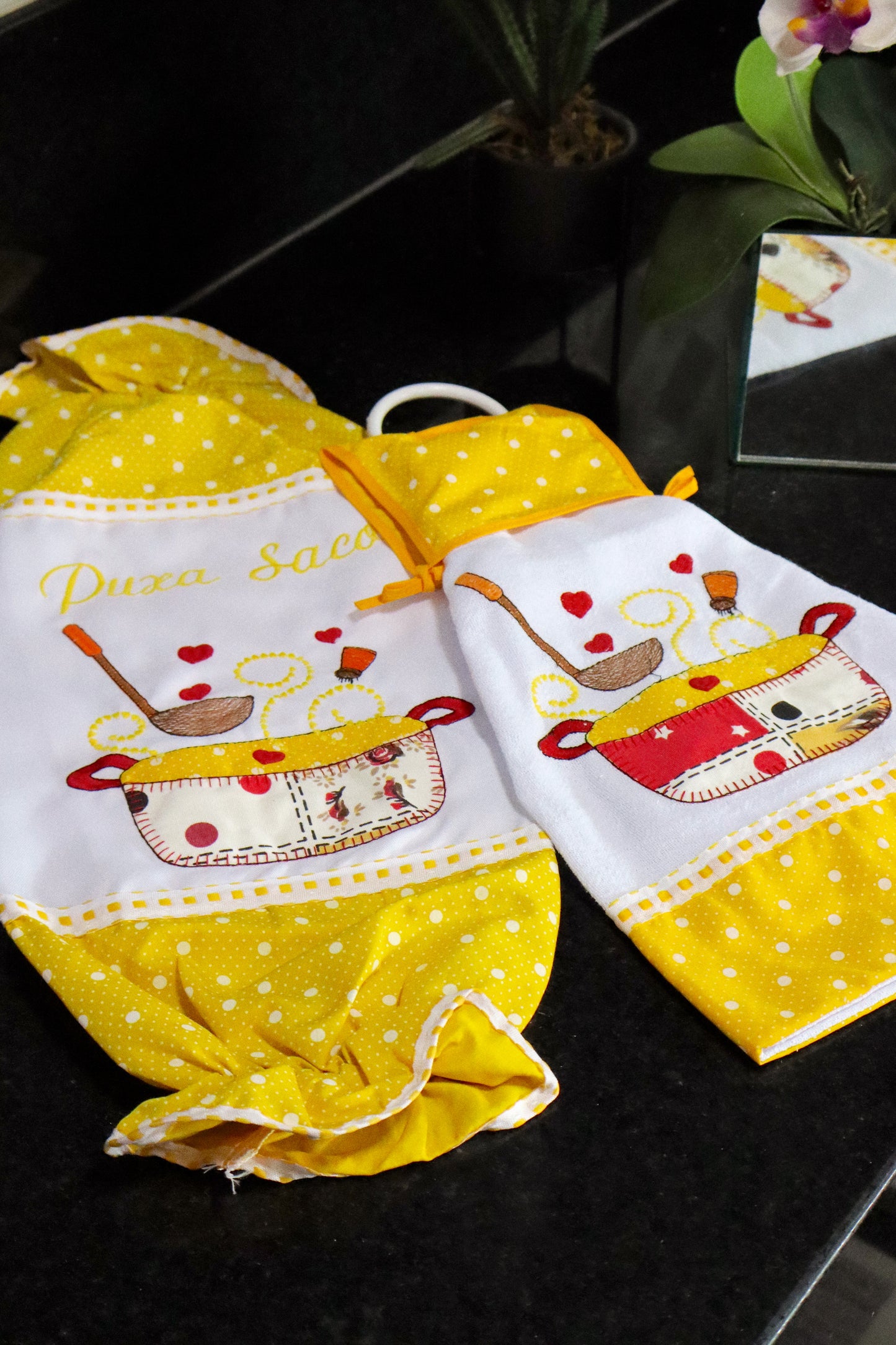 Kit Cozinha 3 Peças - Bate Mão, Pano De Prato E Puxa Saco Panela Amarelo
