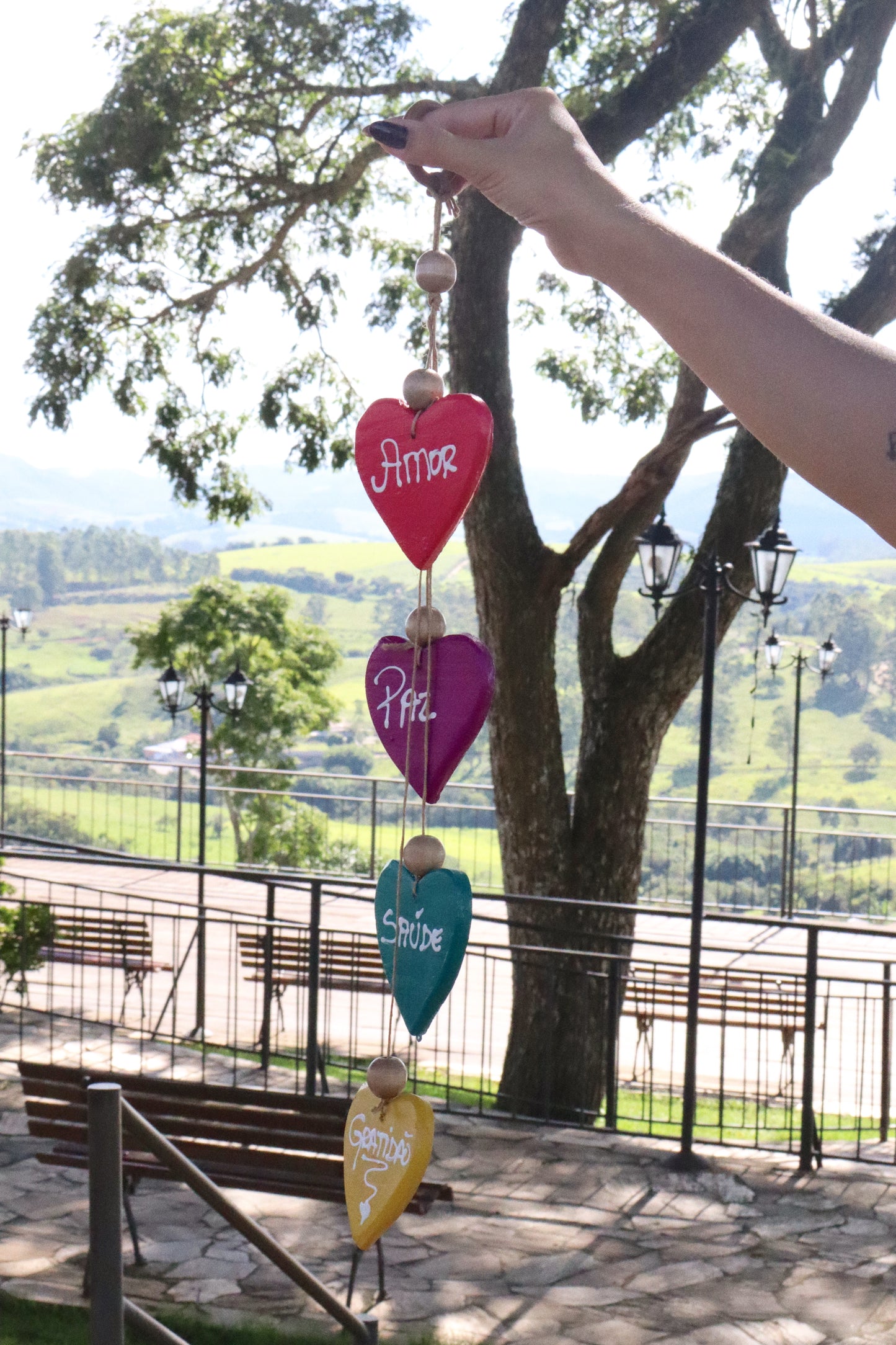 Móbile Penca Corações de Madeira