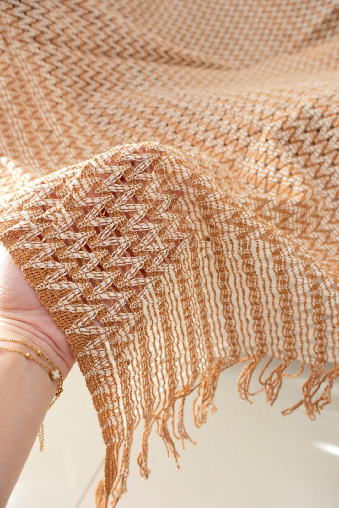 Manta para Sofá em Renda Caramelo 1,20x1,70m
