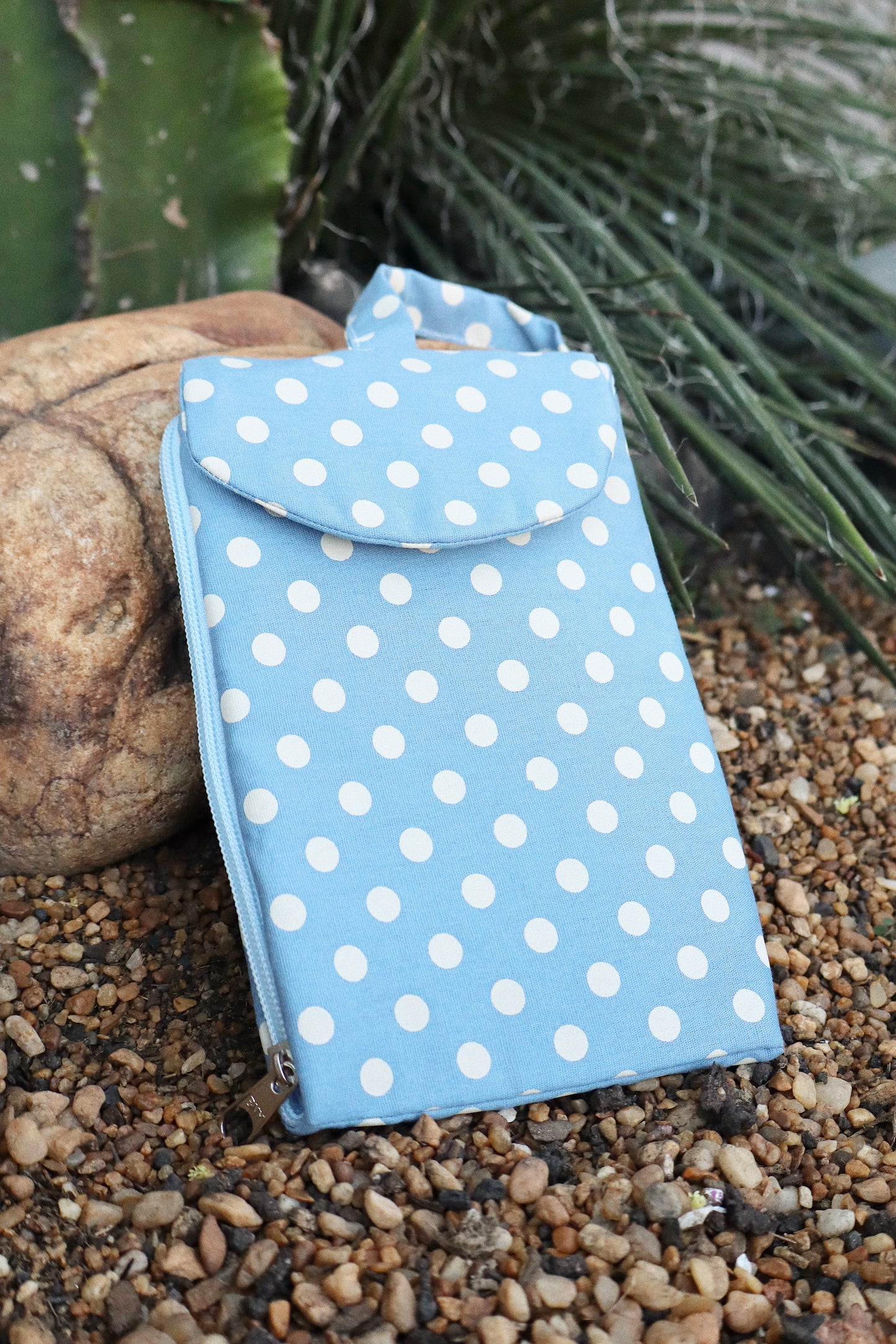 Necessaire Porta Celular Poá Azul Claro