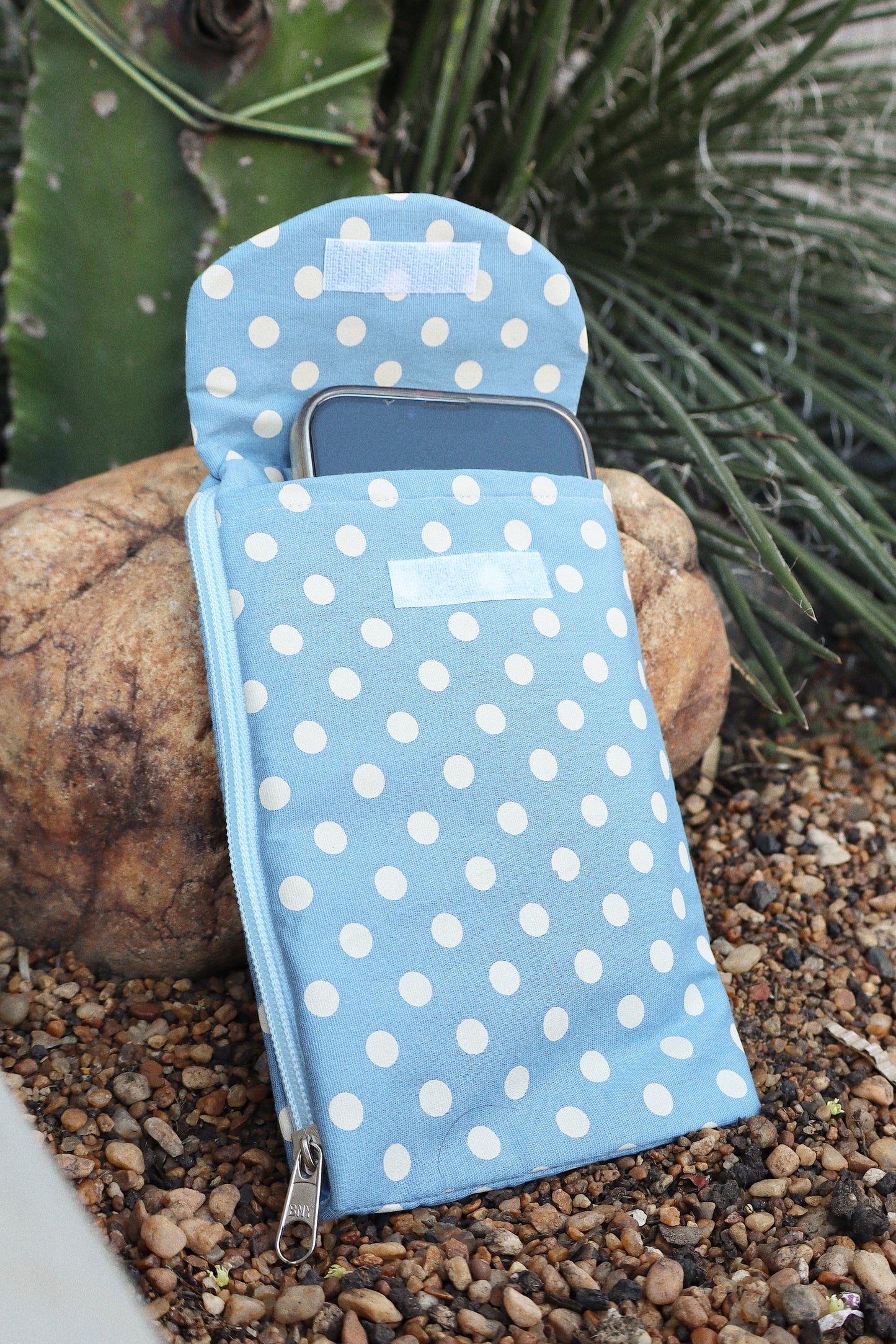 Necessaire Porta Celular Poá Azul Claro
