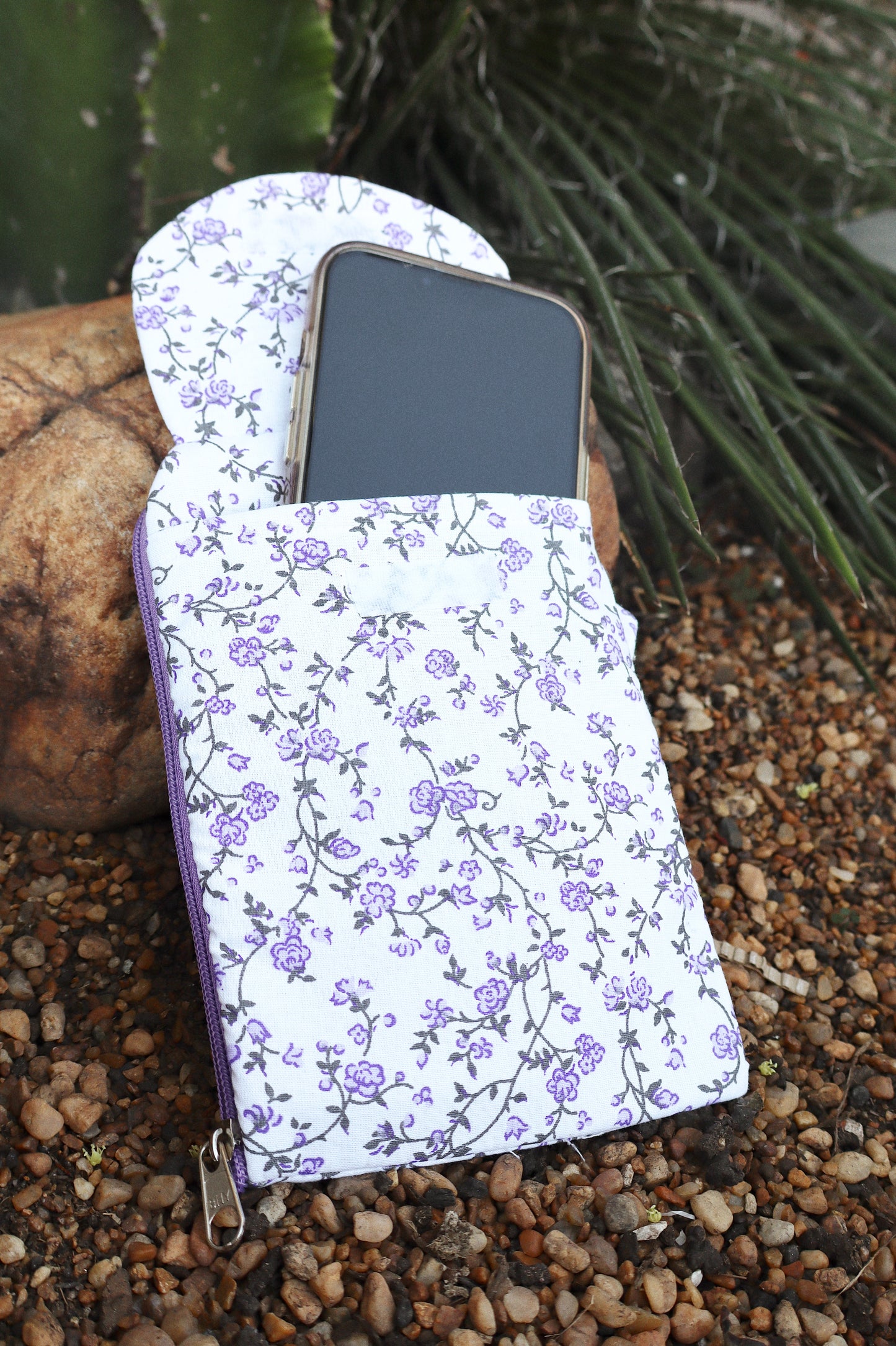 Necessaire Porta Celular Flores Lilás