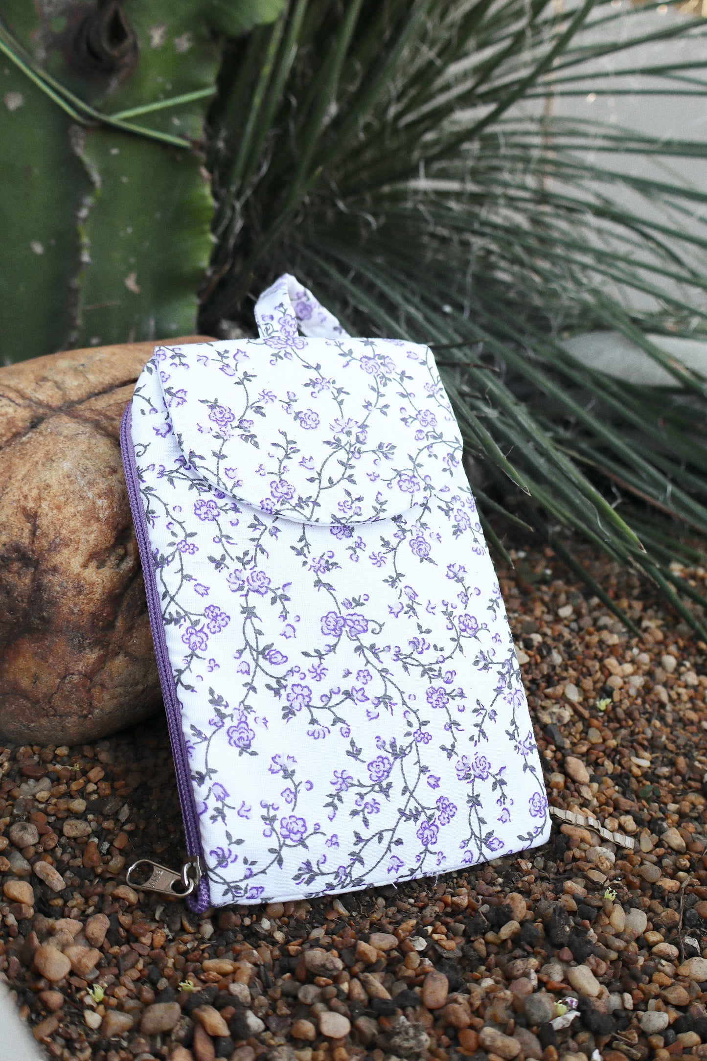 Necessaire Porta Celular Flores Lilás