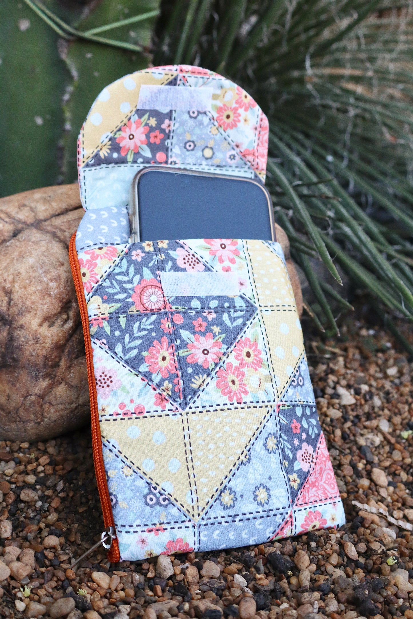 Necessaire Porta Celular Retalhos
