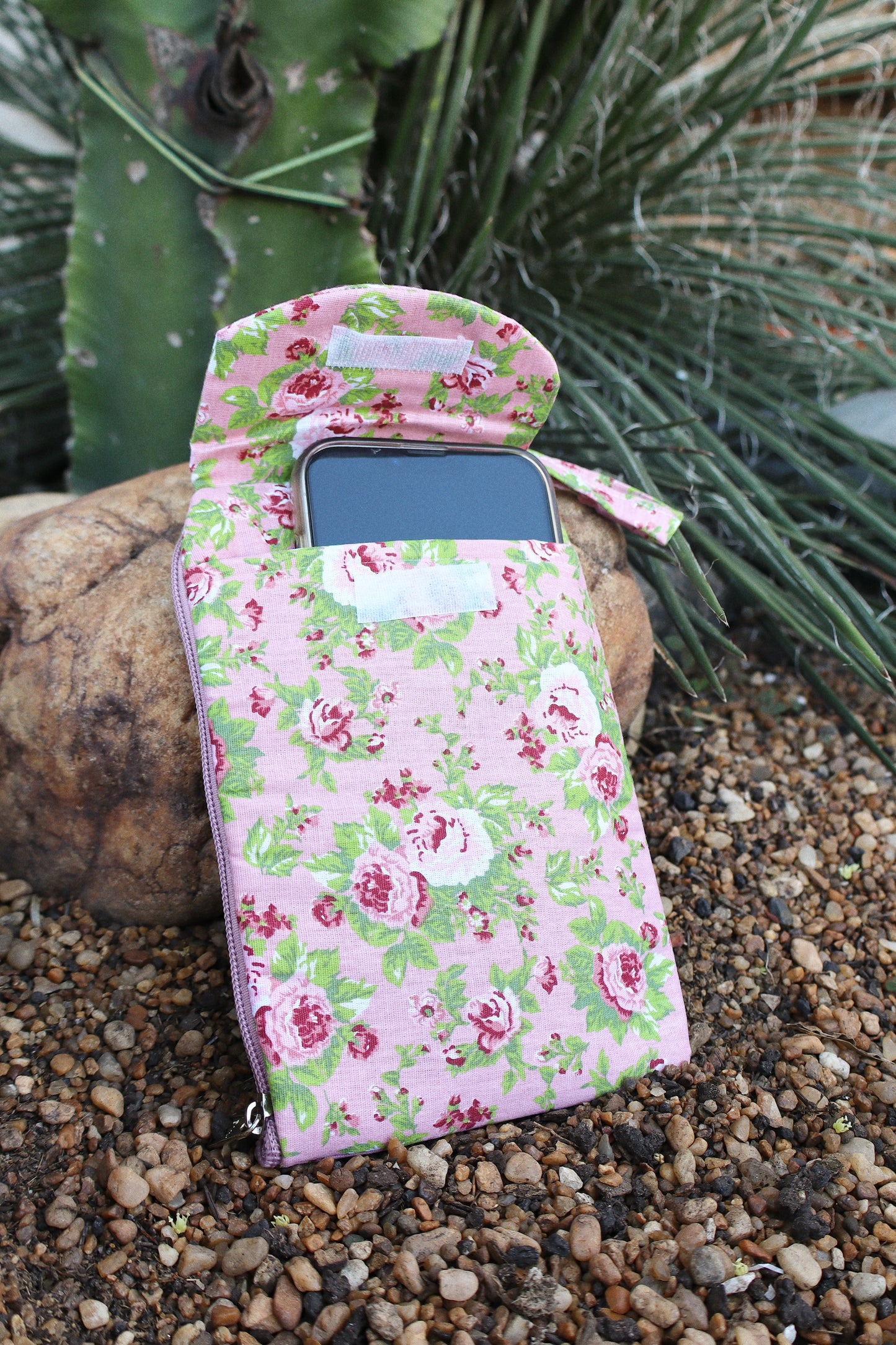 Necessaire Porta Celular Flores Rosa e Verde