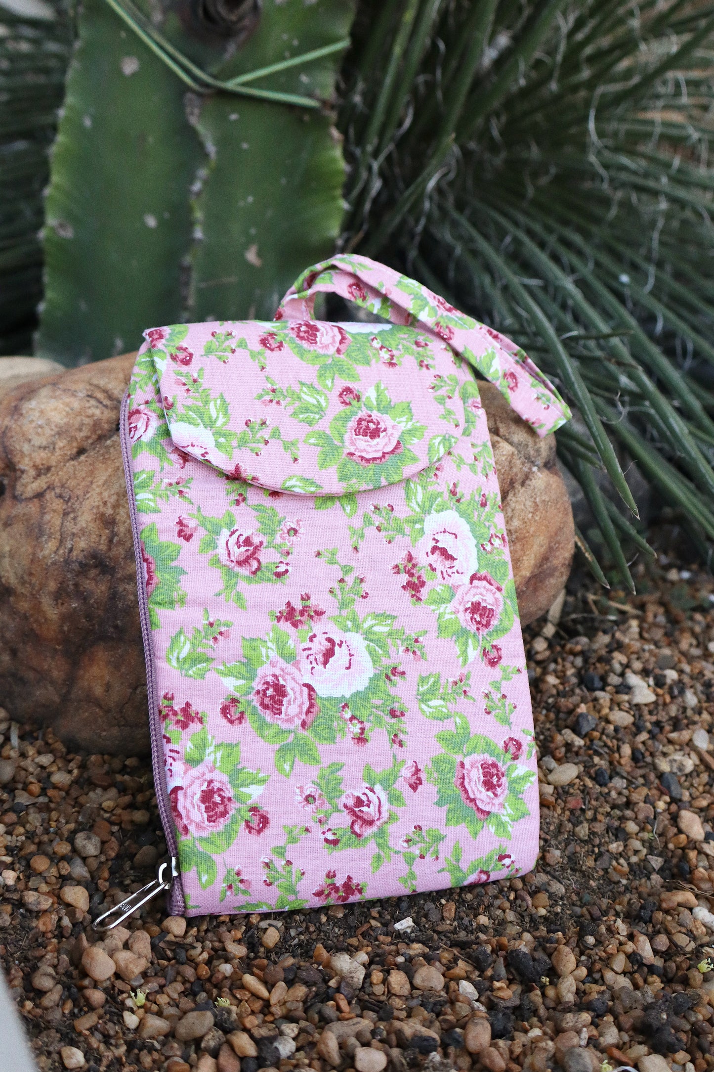 Necessaire Porta Celular Flores Rosa e Verde
