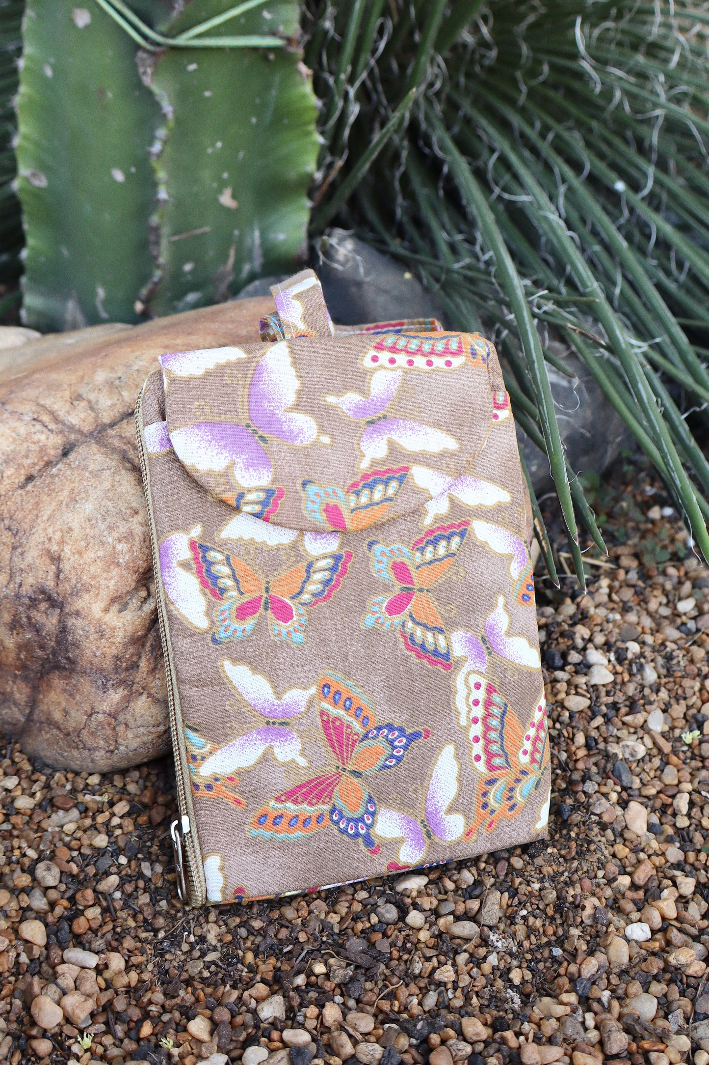 Necessaire Porta Celular Borboletas Marrom