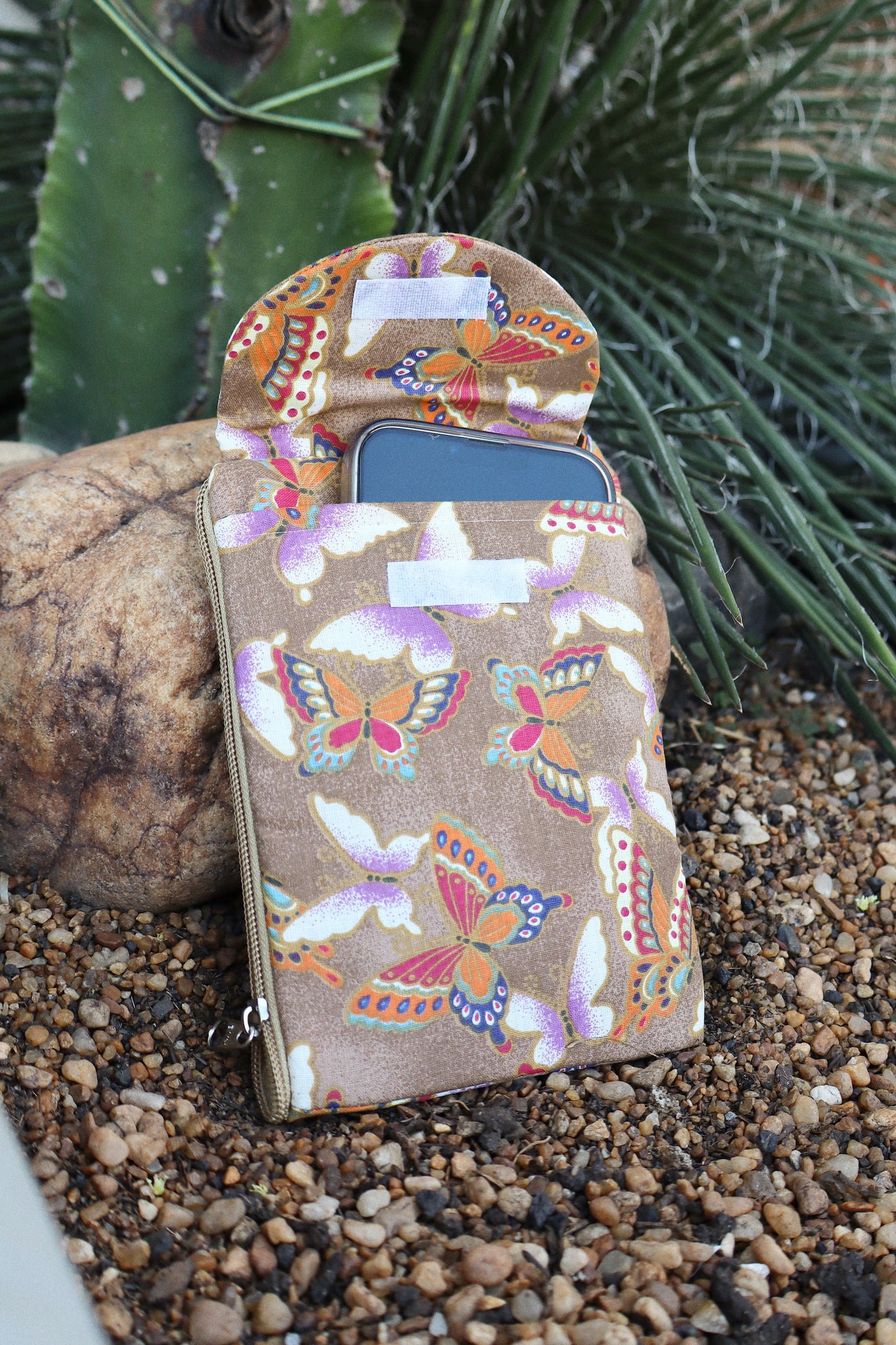 Necessaire Porta Celular Borboletas Marrom