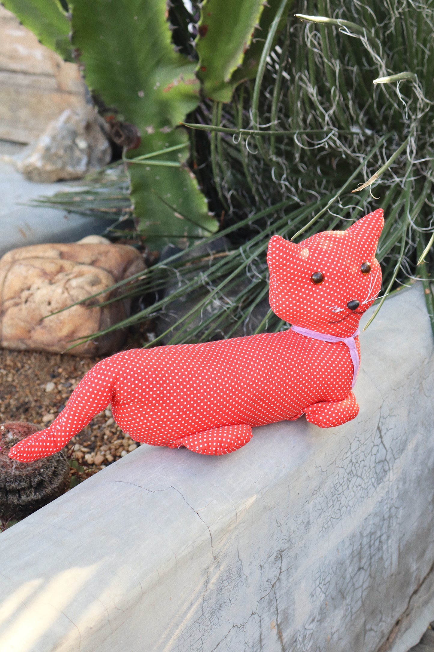 Peso de Porta Gatinho Deitado Poá Vermelho