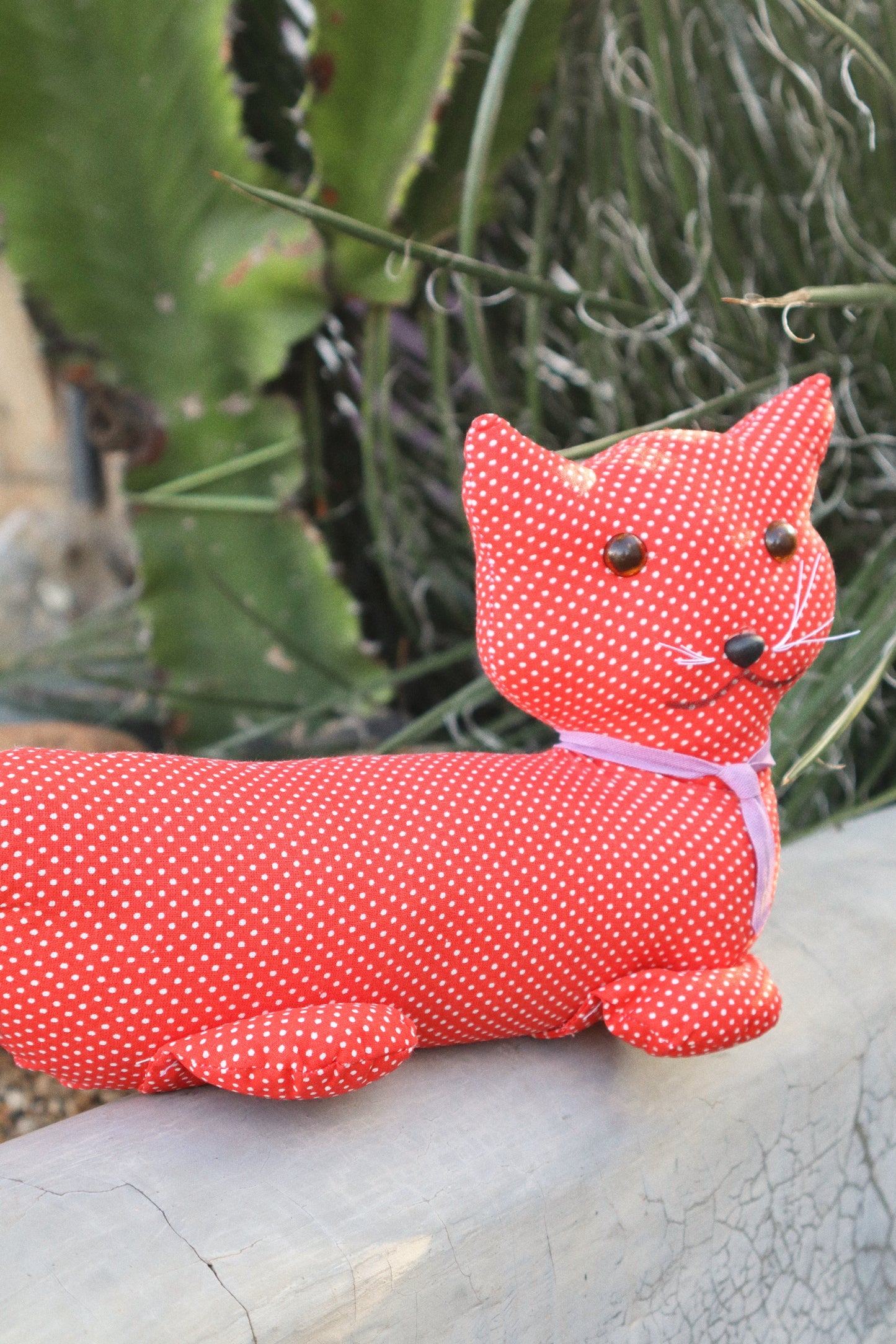 Peso de Porta Gatinho Deitado Poá Vermelho