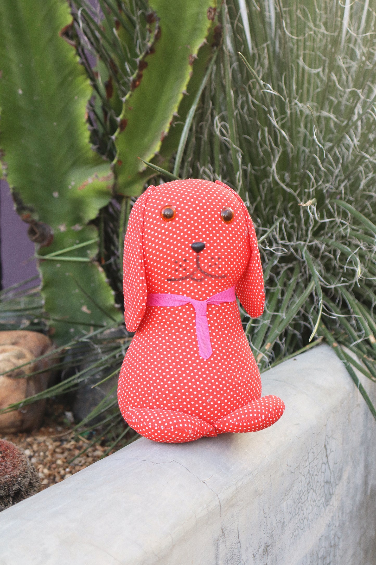 Peso de Porta Cachorro Sentado Poá Vermelho