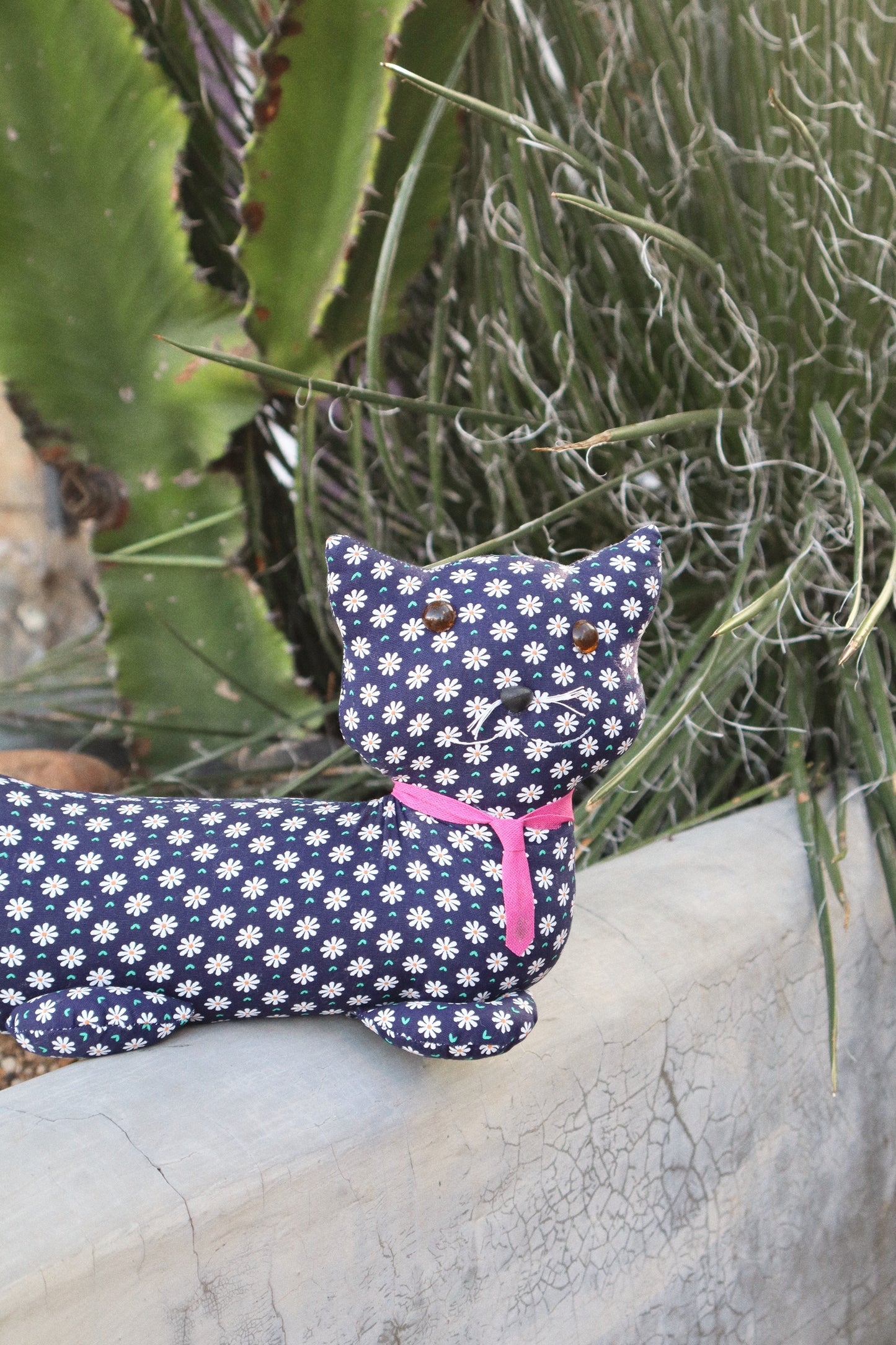 Peso de Porta Gatinho Deitado Margaridas Azul Escuro