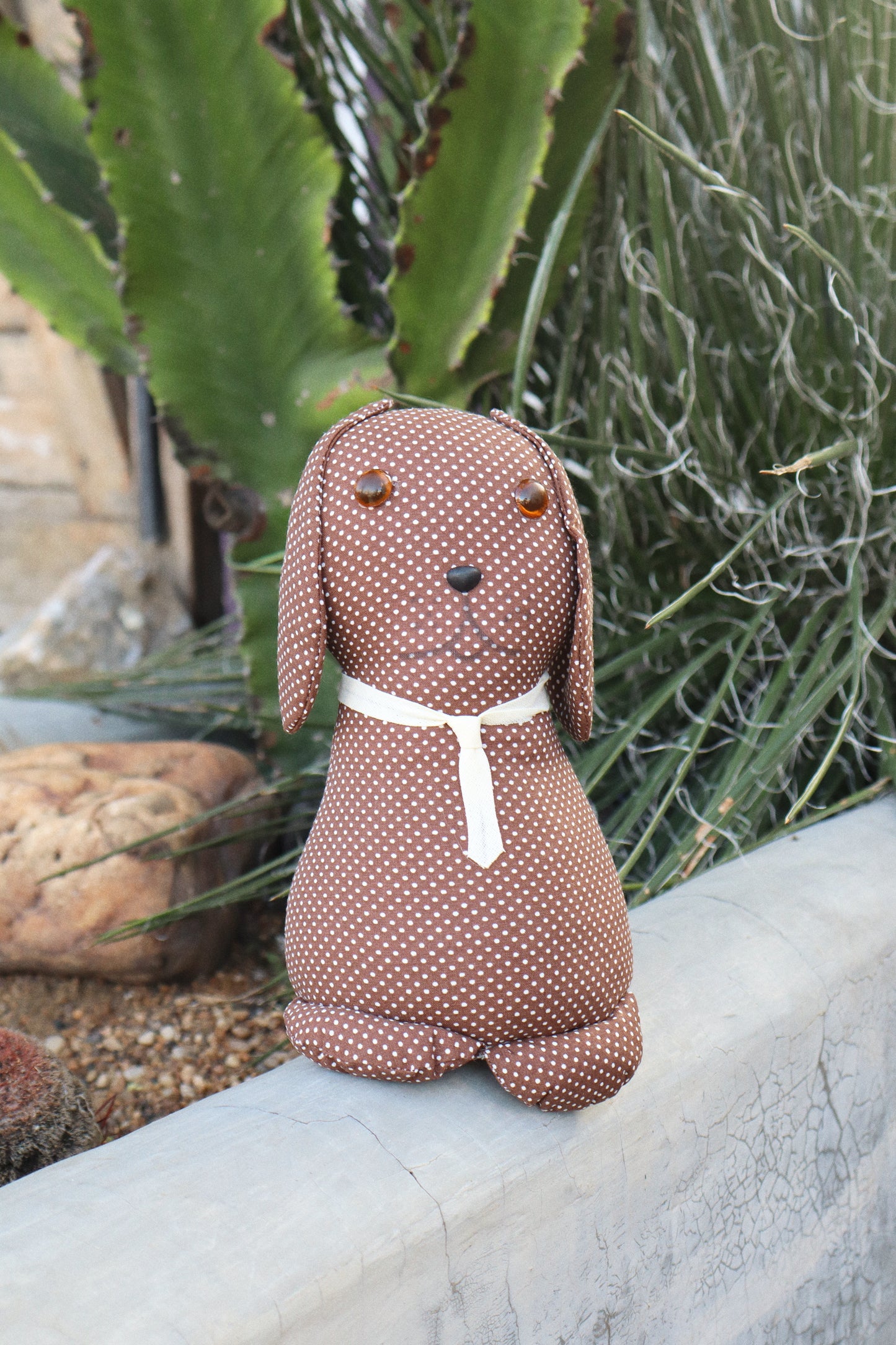 Peso de Porta Cachorro Sentado Poá Marrom