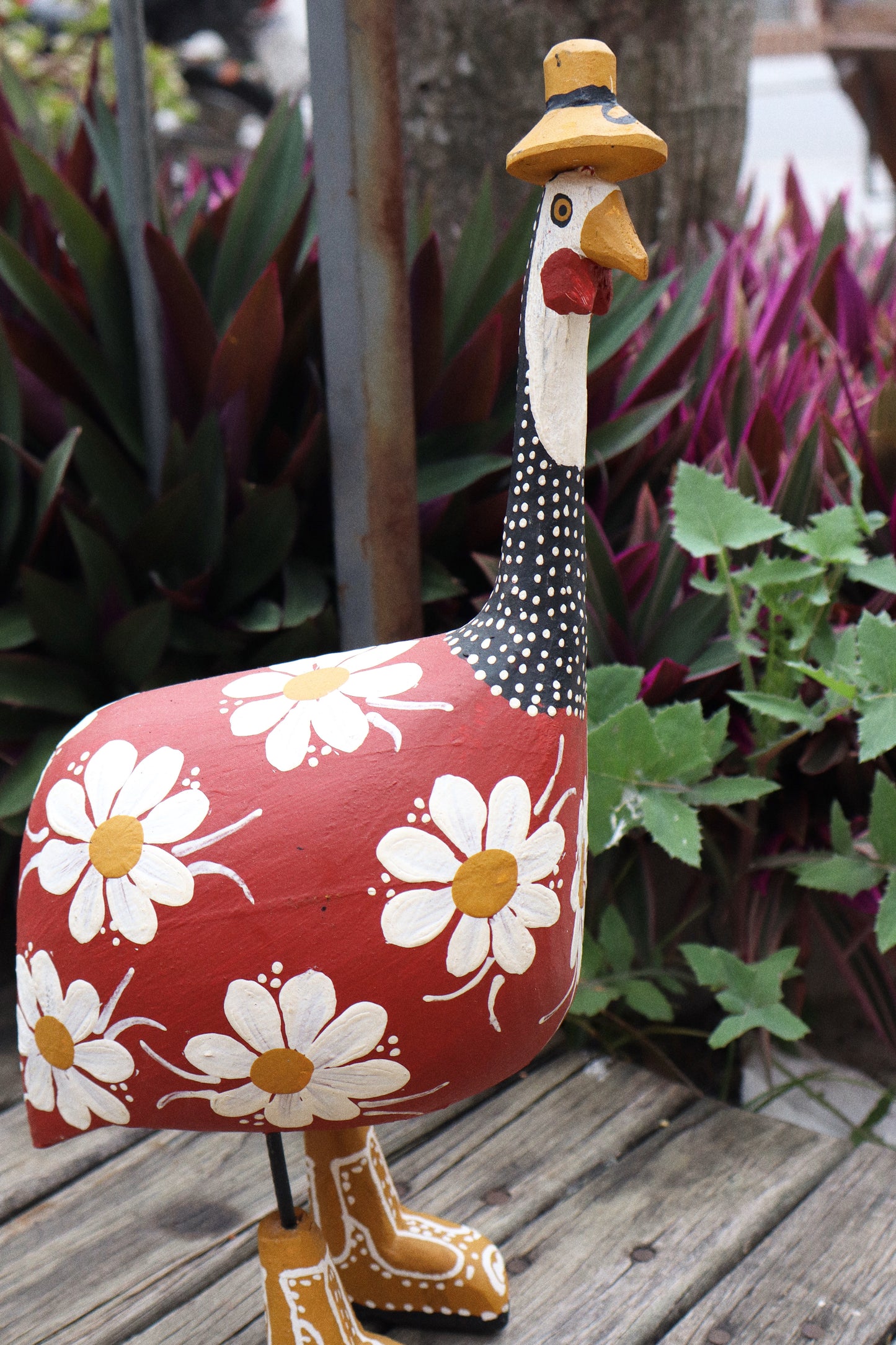 Galinha D’angola de Bota e Chapéu Vermelha