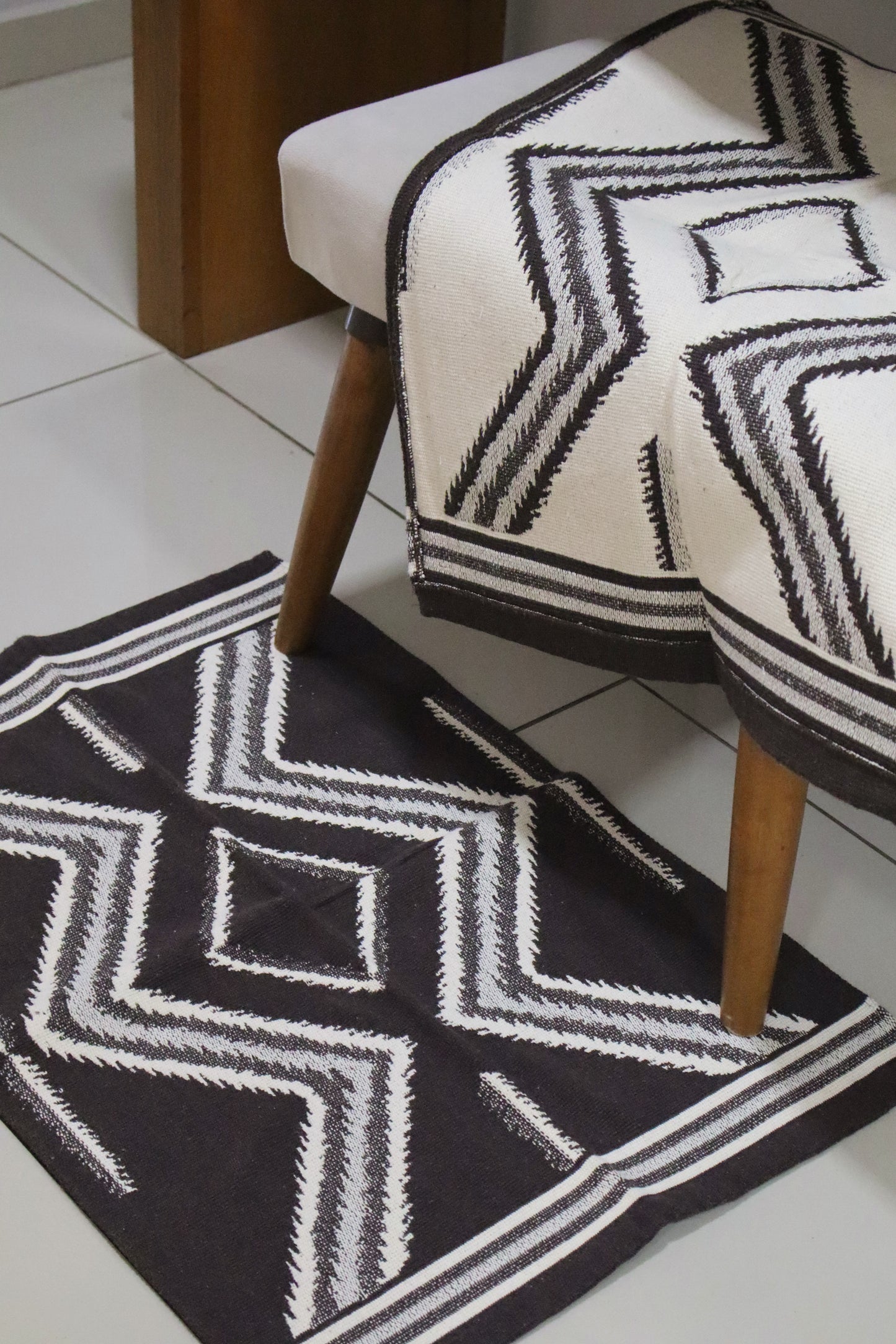 Tapete em Linha Inca Cru e Marrom 48x78cm