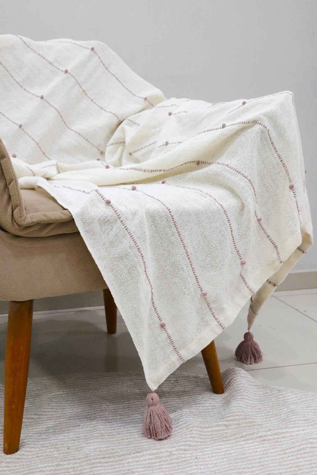 Manta para Sofá / Peseira Pompom Boho Rosê 1,20mx1,80m