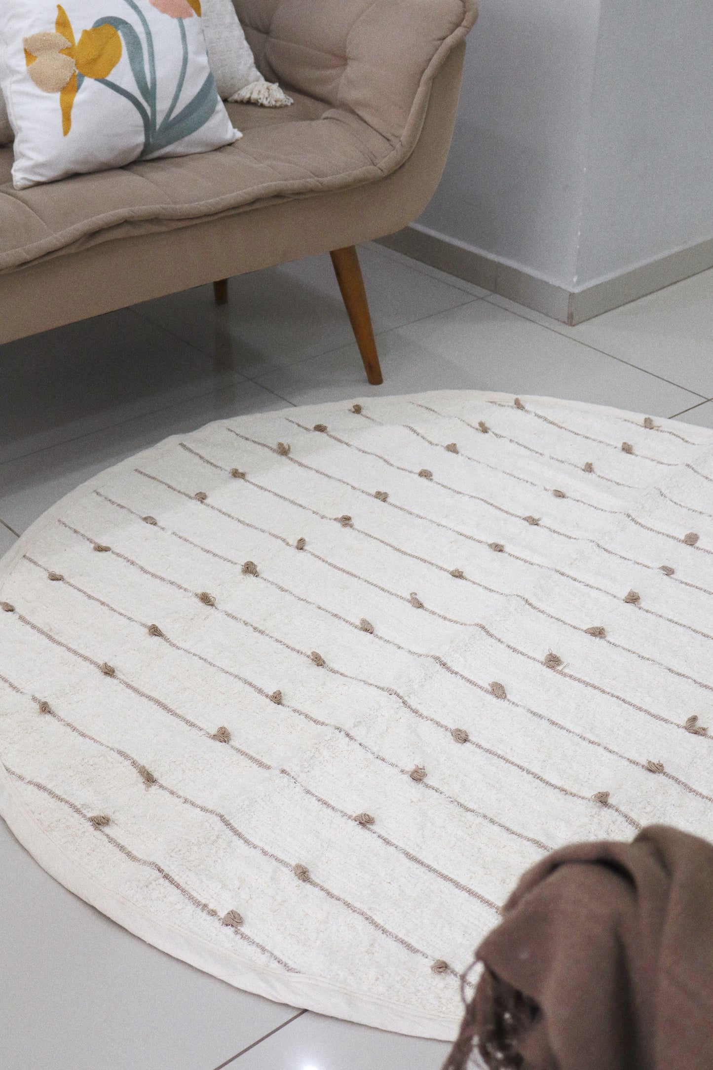 Tapete Algodão Puxadinho Redondo Pompom Nude 1,5m