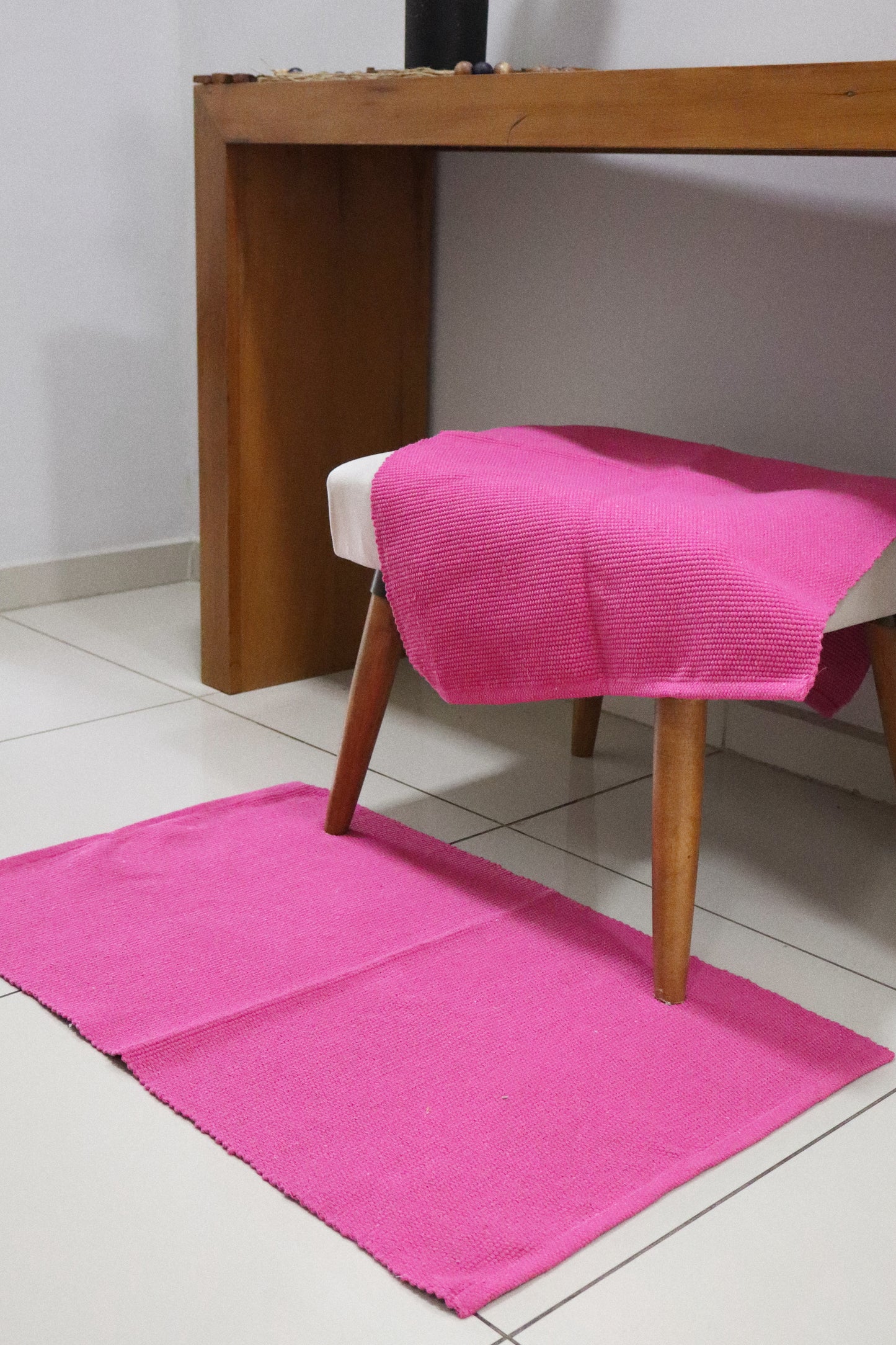 Tapete em Linha Rosa Liso 48x78cm