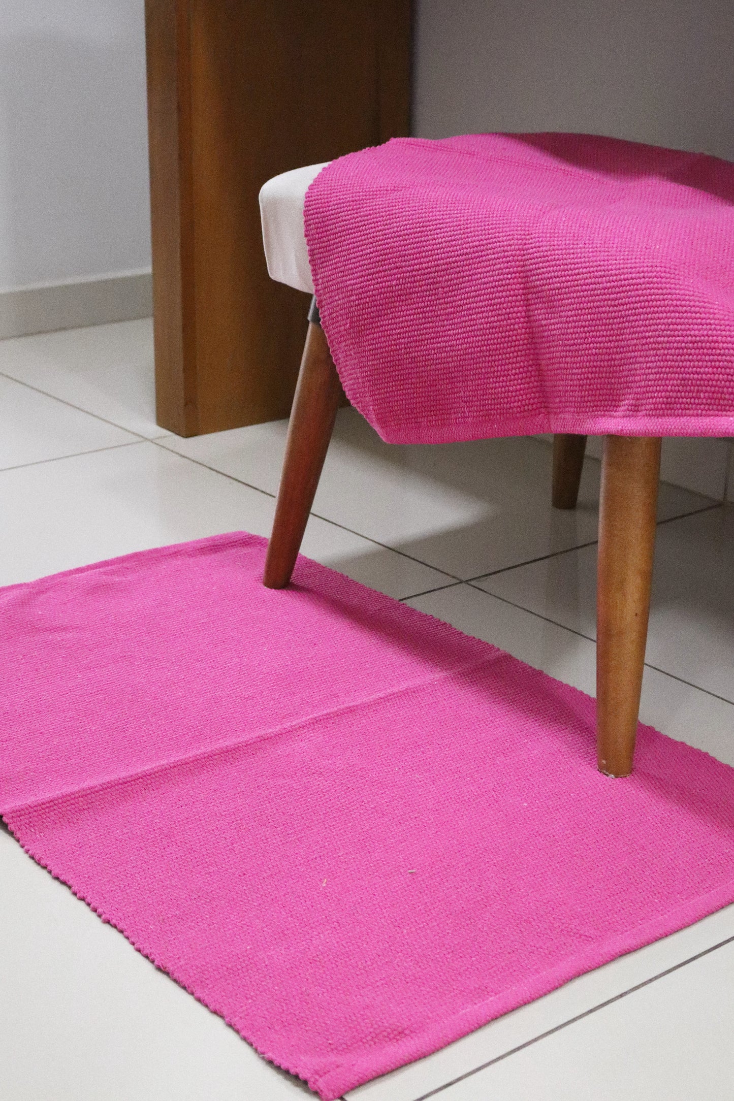 Tapete em Linha Rosa Liso 48x78cm